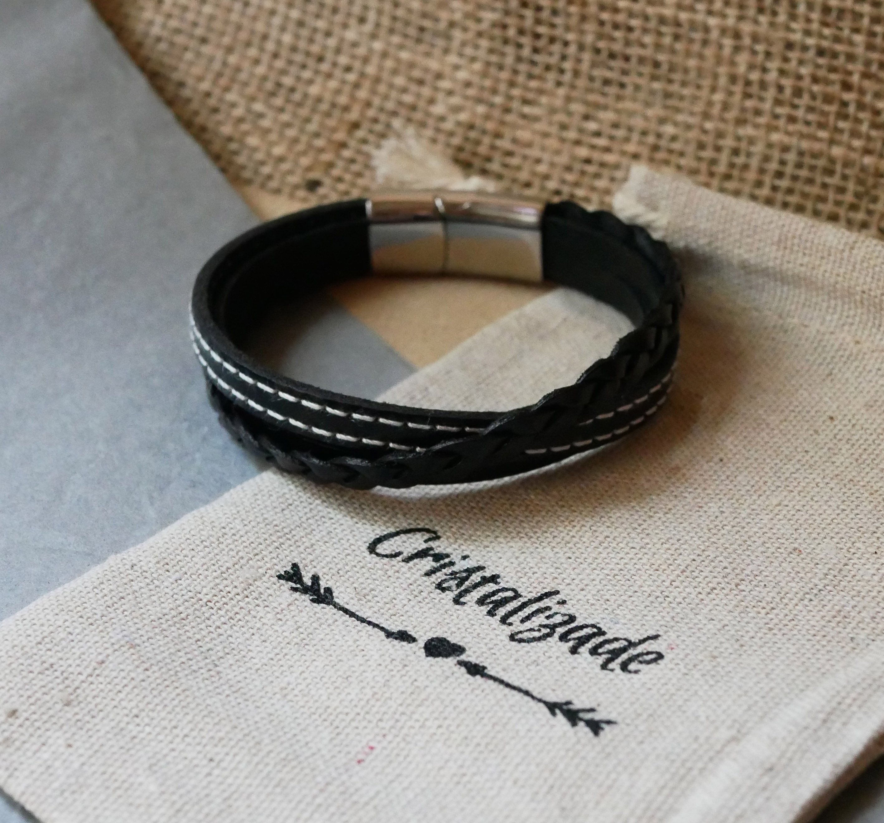 Manschettarmband i svart multiläder för män