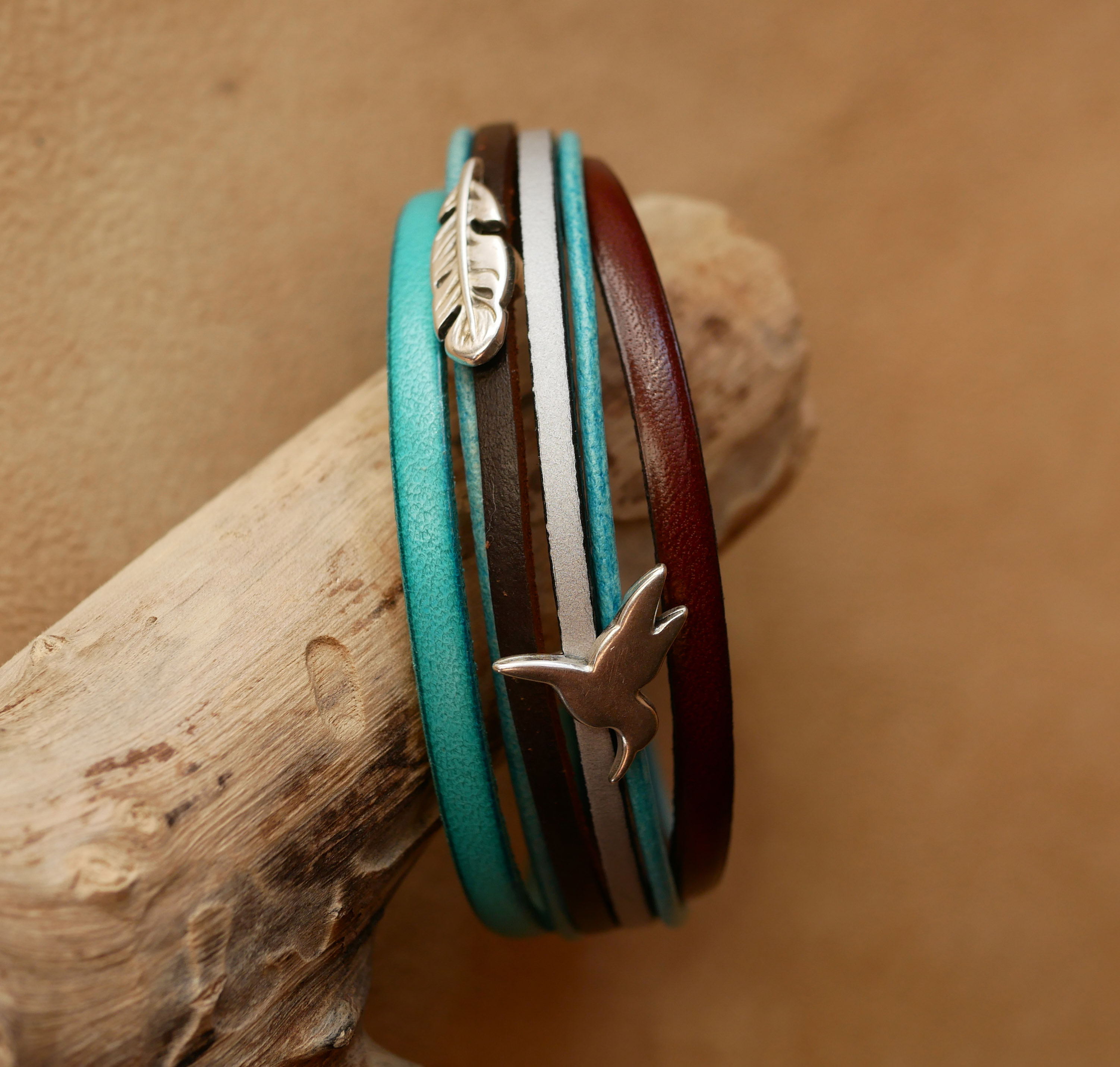 Manschettarmband i turkos och brunt multiläder med 2 silverpläterade öglor