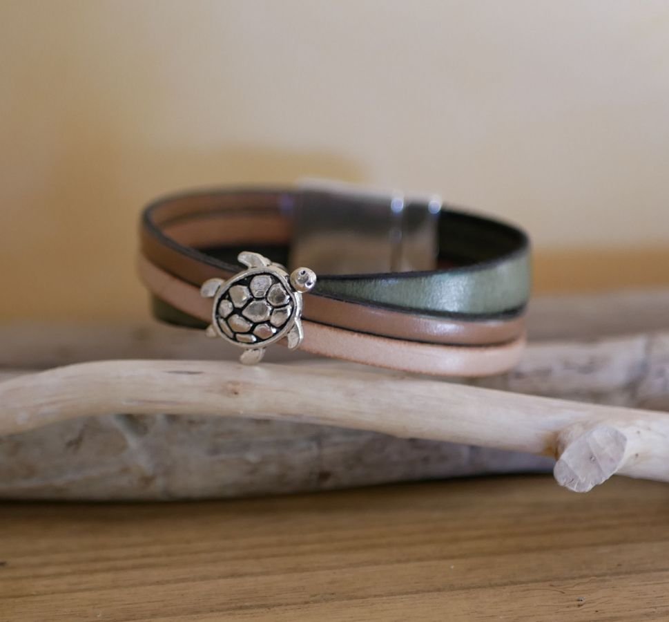 Multi läderarmband med sköldpaddsdesign och stort magnetlås