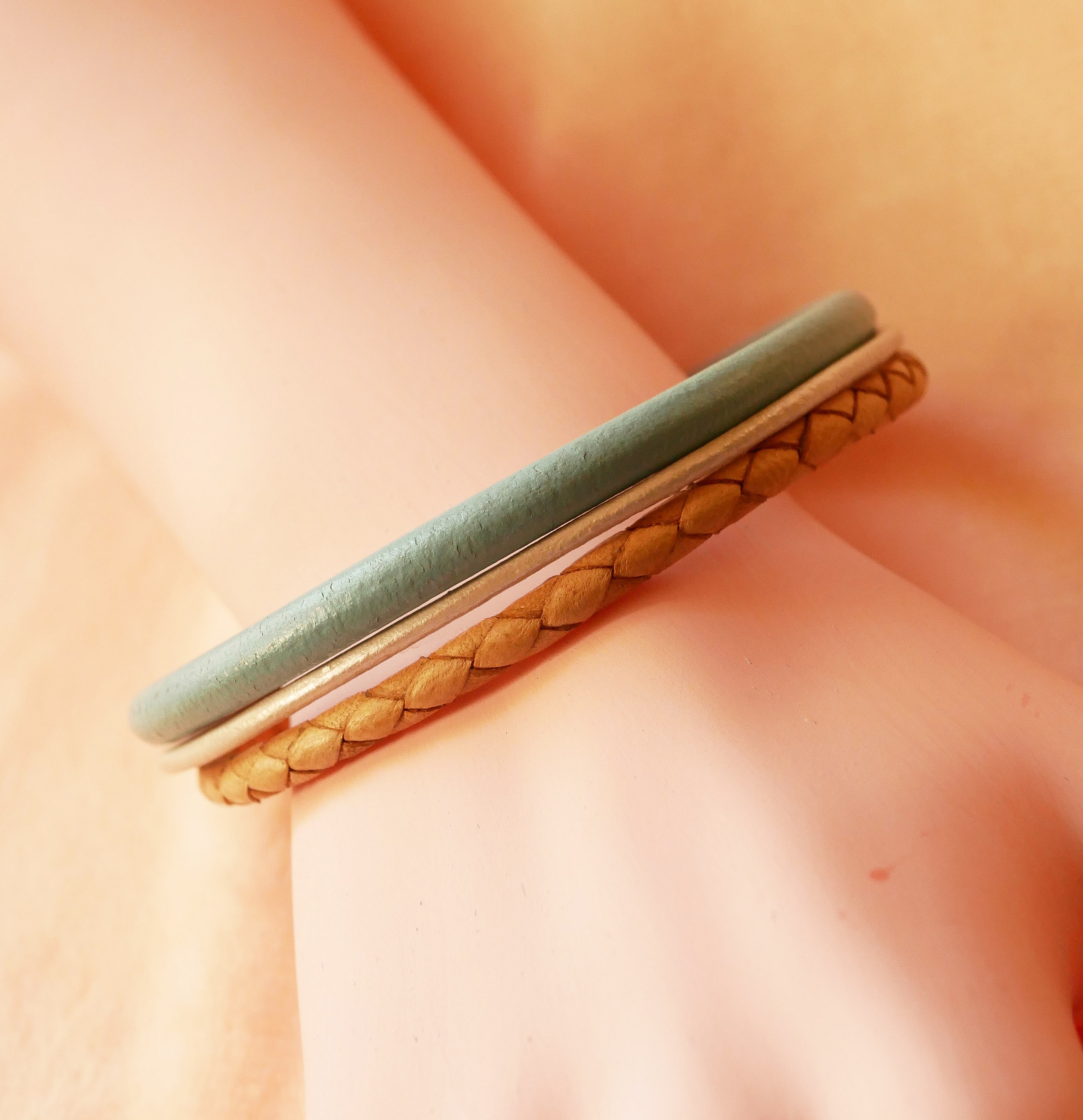 Manschettarmband i beige och turkos med flera l&auml;derdetaljer