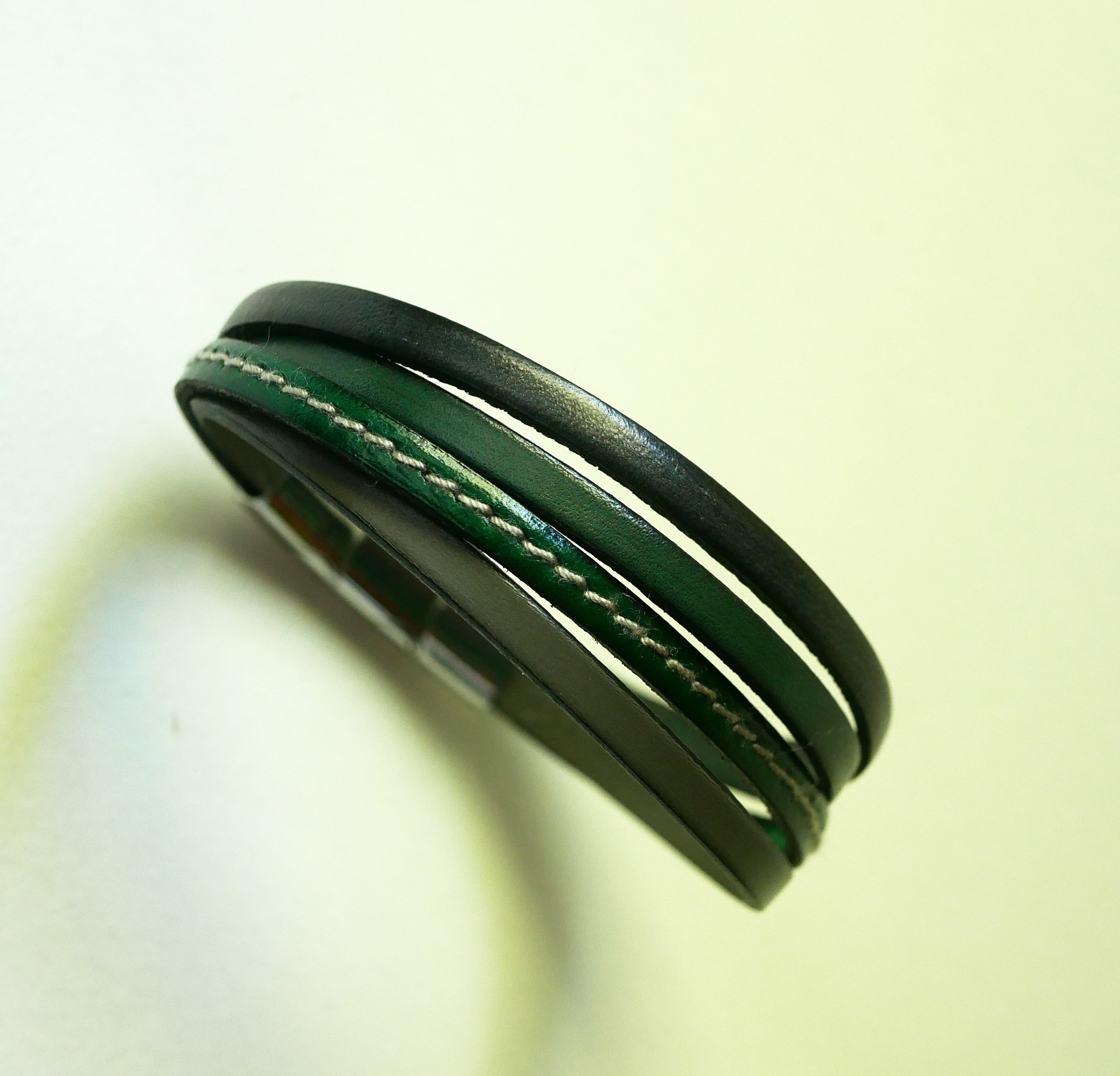 Green &amp; Grey manschettarmband i multiläder för män