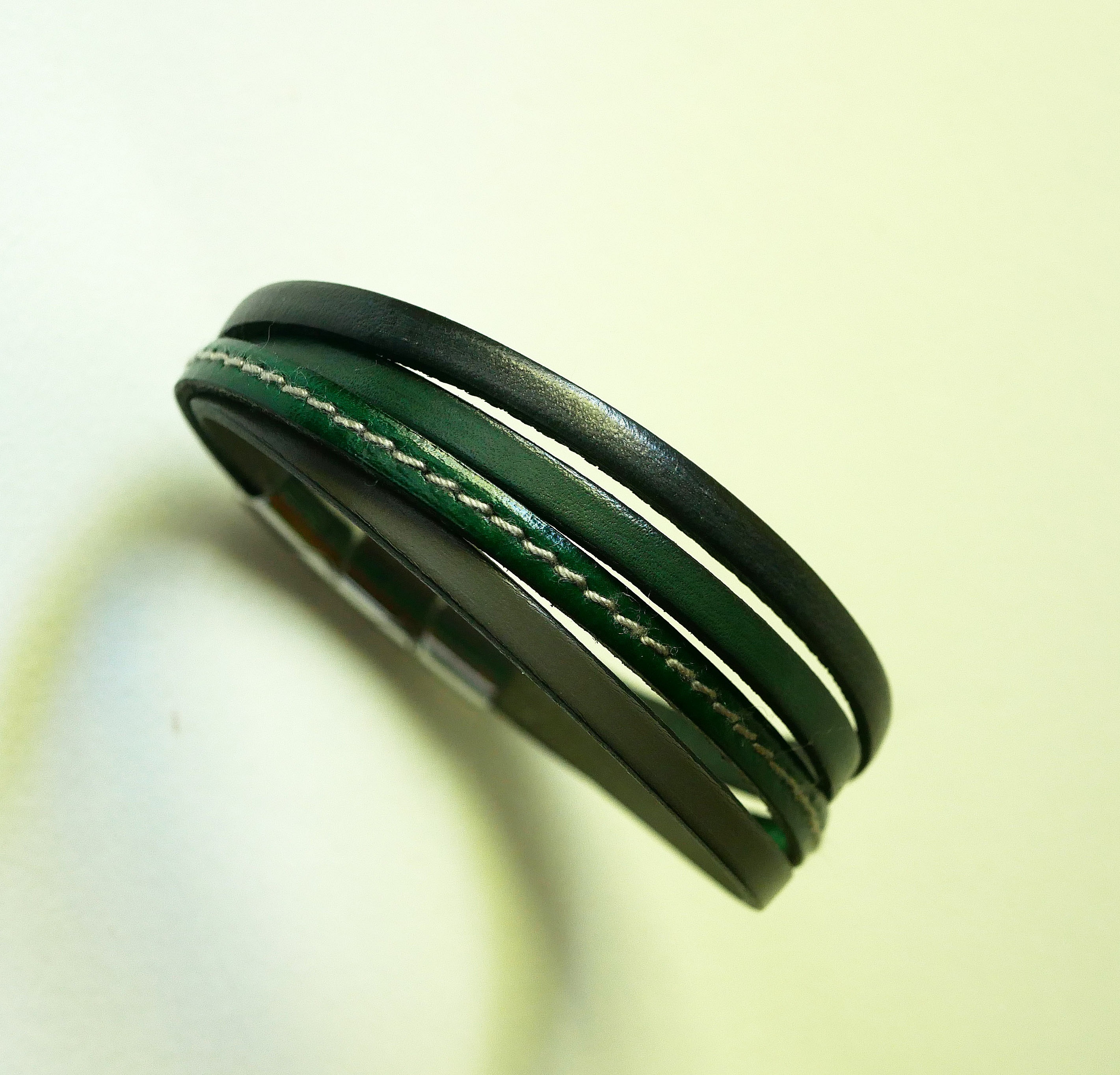Green &amp; Grey manschettarmband i multil&auml;der f&ouml;r m&auml;n