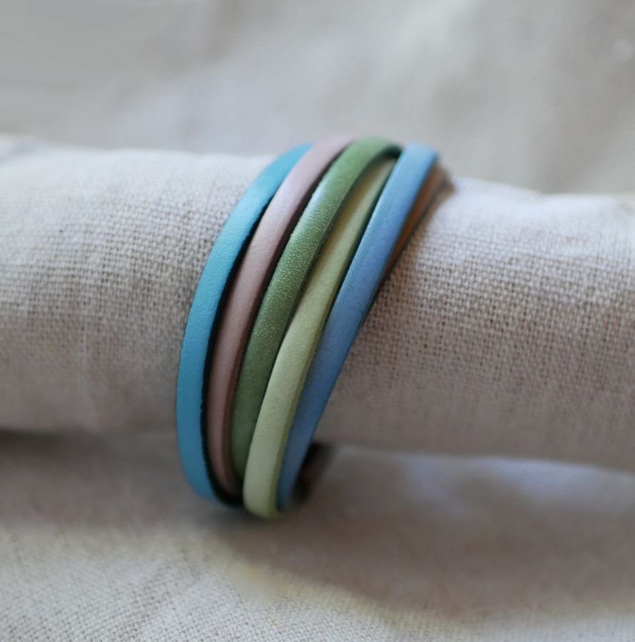 Manschettarmband i pastellfärger i flera läder