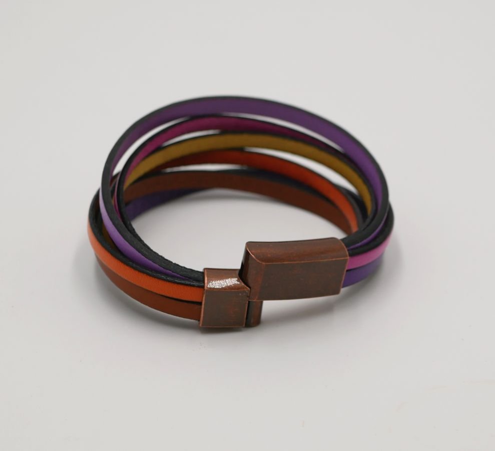 Manschettarmband i flera läderfärger i toniska färger