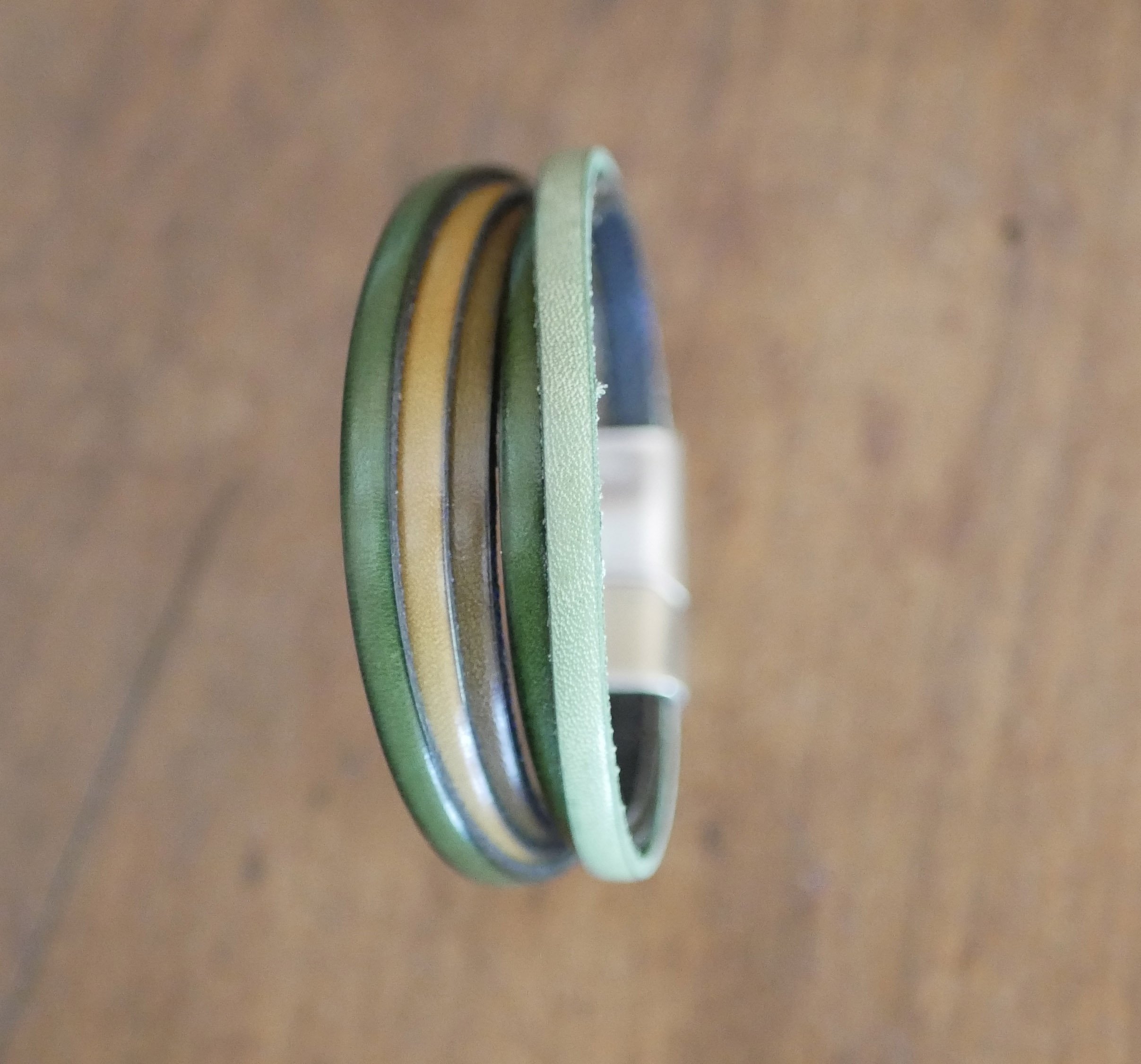Manschettarmband i flera läderfärger i gröna nyanser