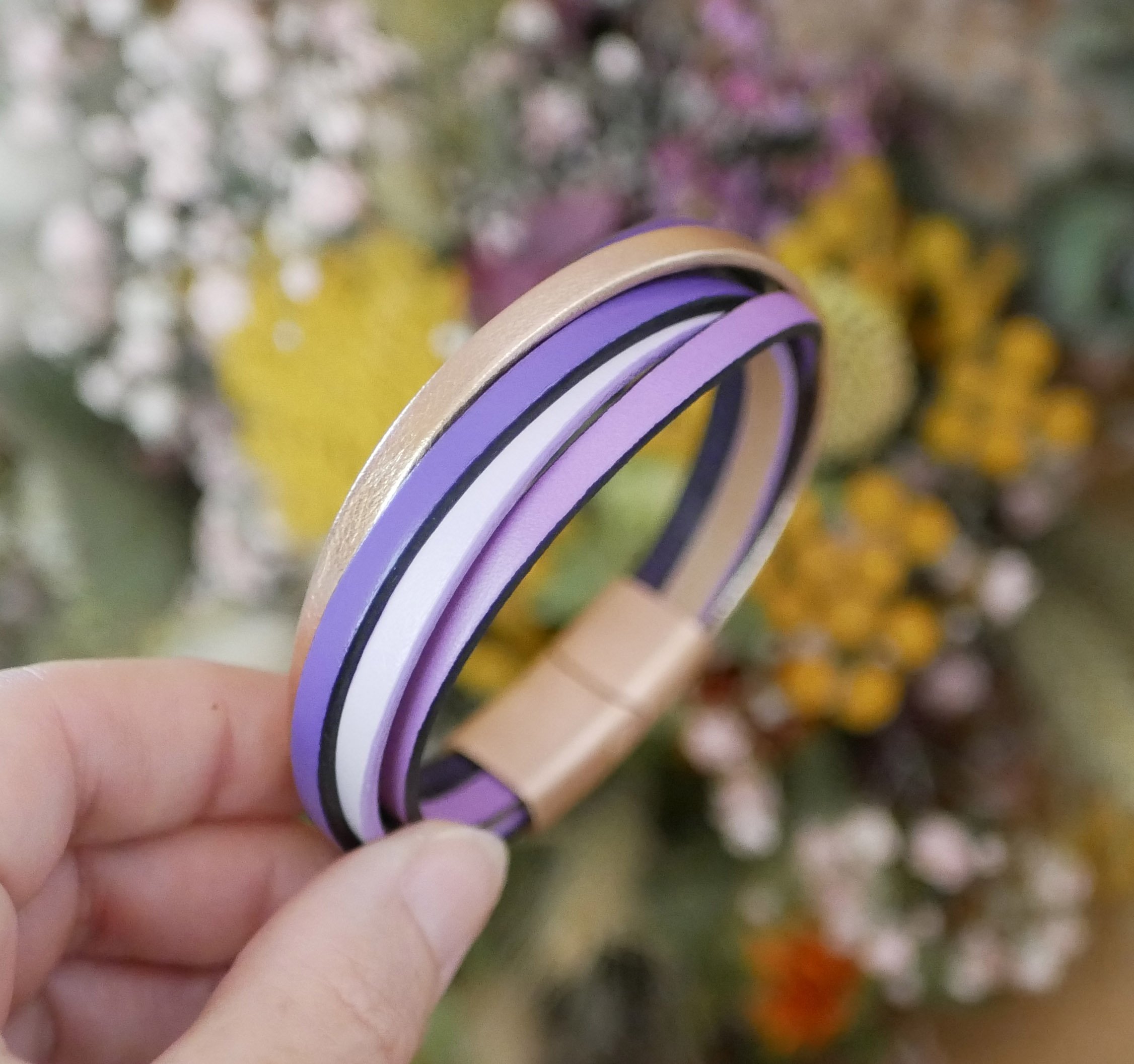 Manschettarmband i flera läderfärger i nyanser av violett &amp; rosa guld