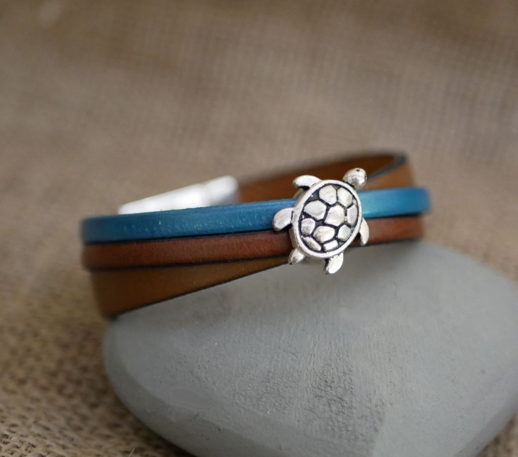 Multi läderarmband med sköldpaddsdesign och stort magnetlås