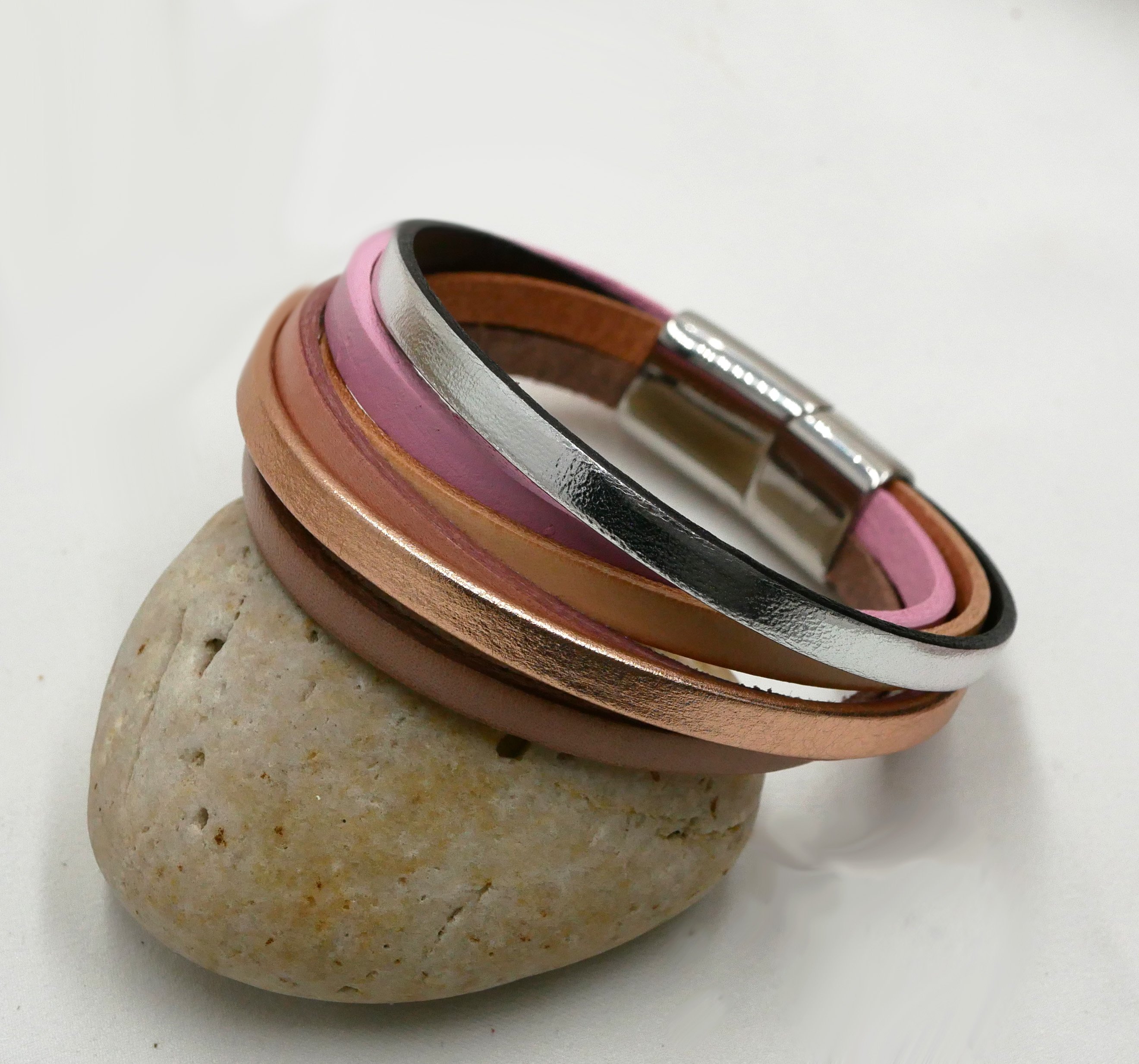 Manschettarmband i flera läder, koppar-persikofärg