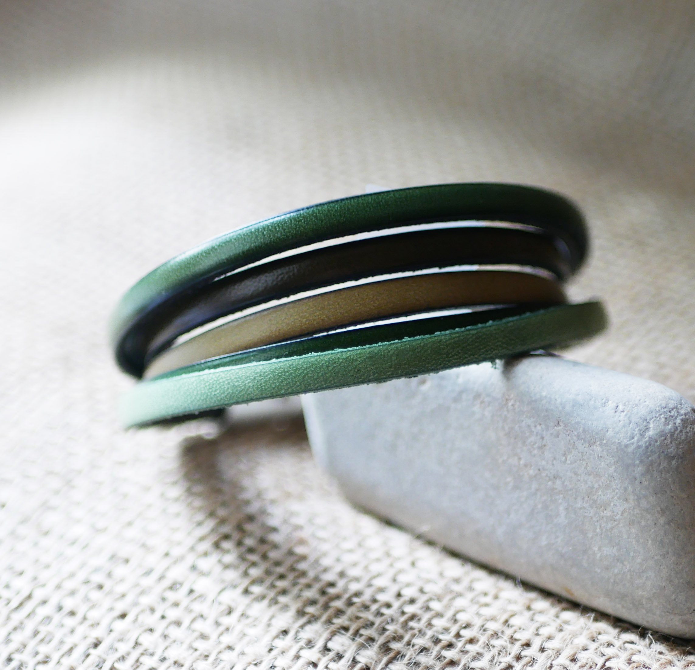 Manschettarmband i flera läderfärger i gröna nyanser