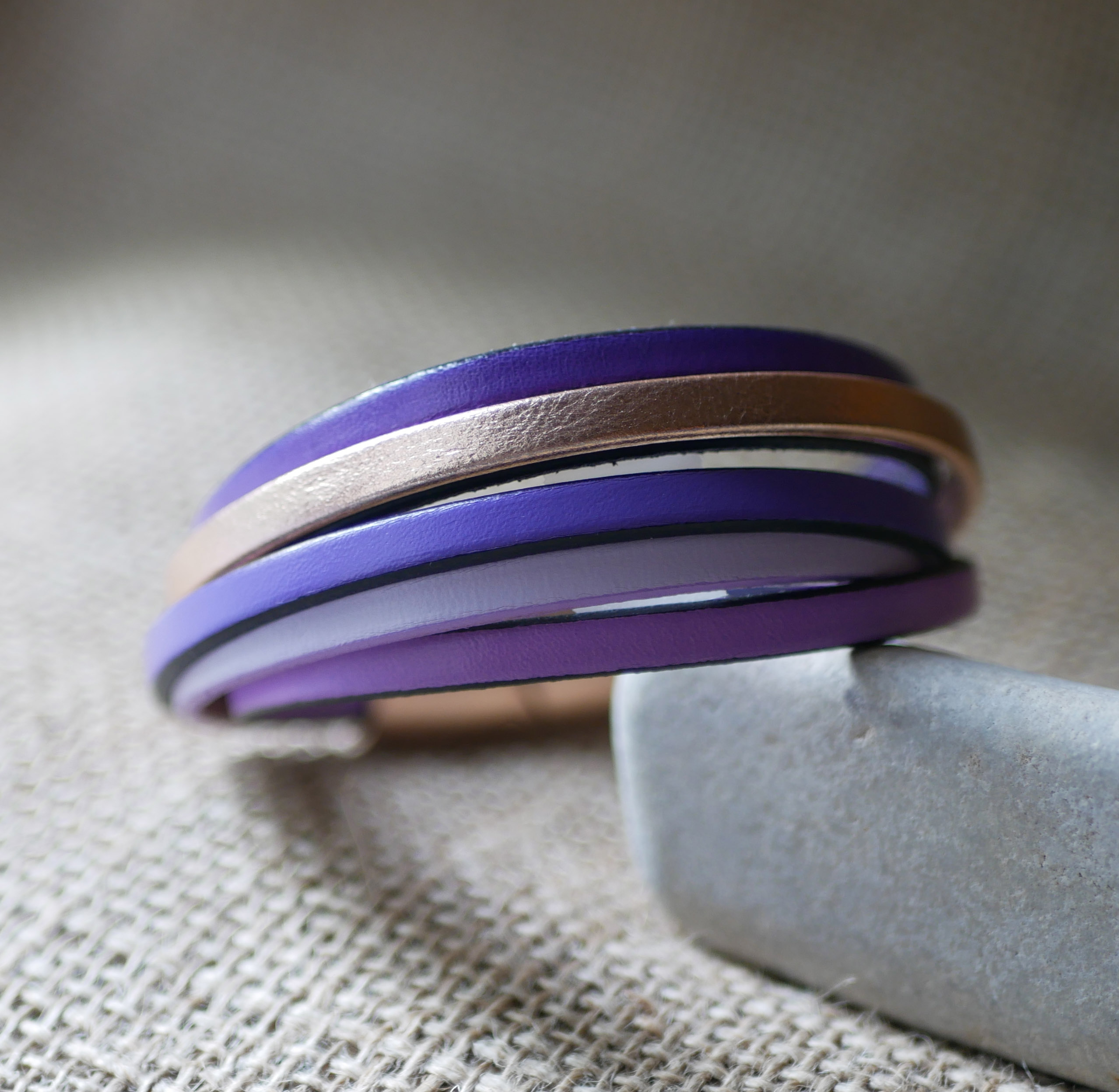 Manschettarmband i flera läderfärger i nyanser av violett &amp; rosa guld