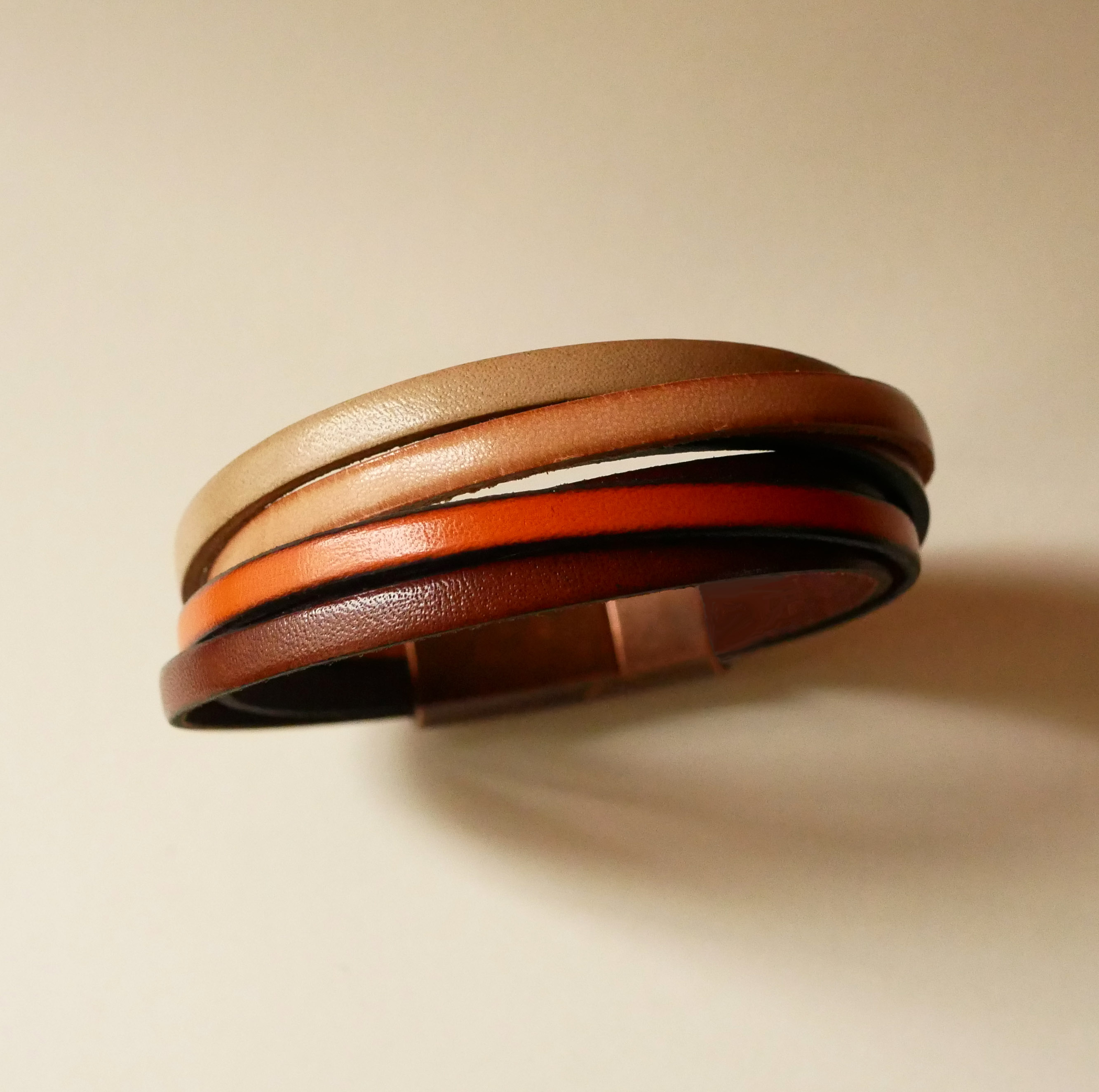 Ockrafärgat armband med manschett i multiläder
