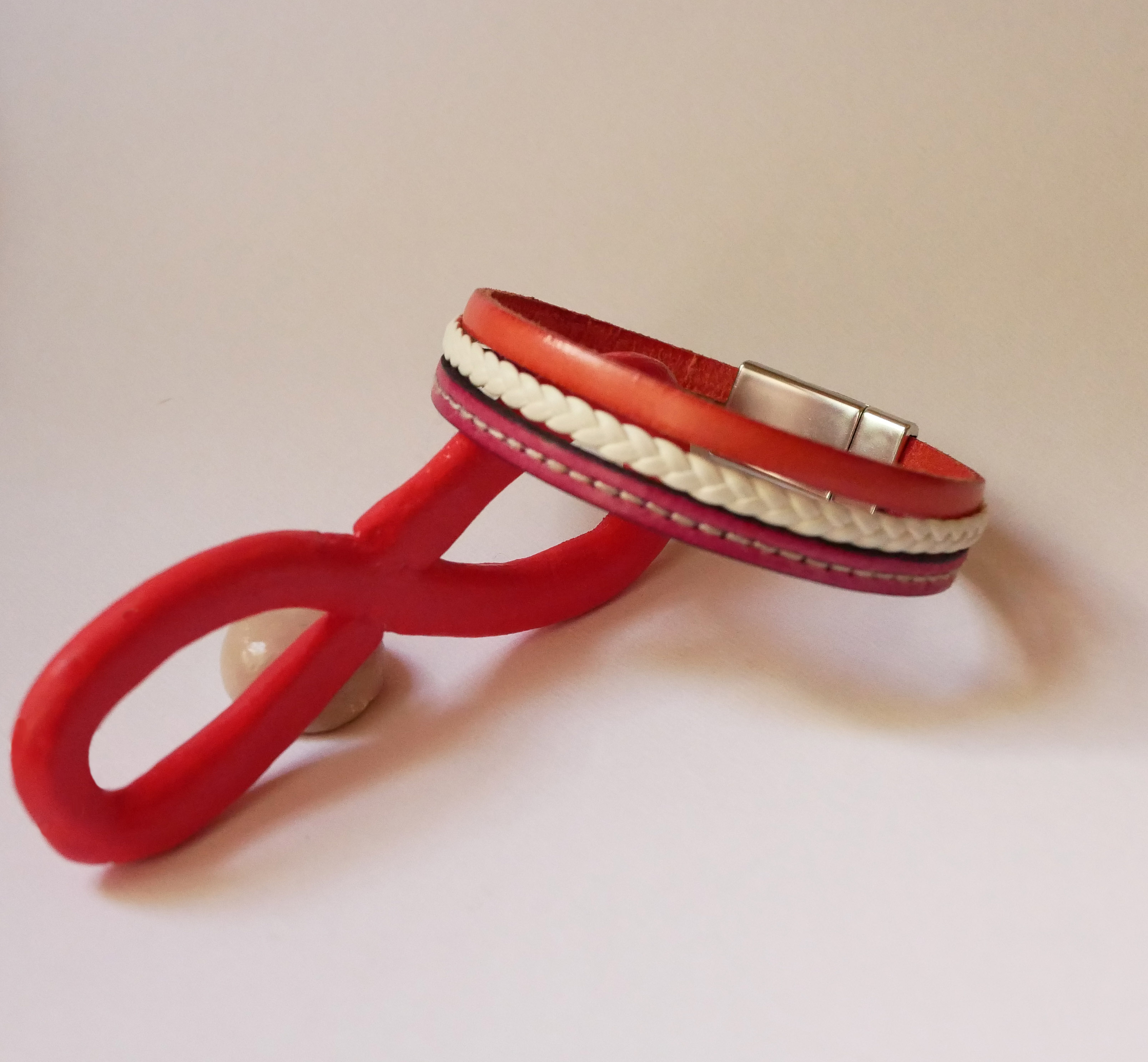Flätat armband med manschett i läder, vitt och korall