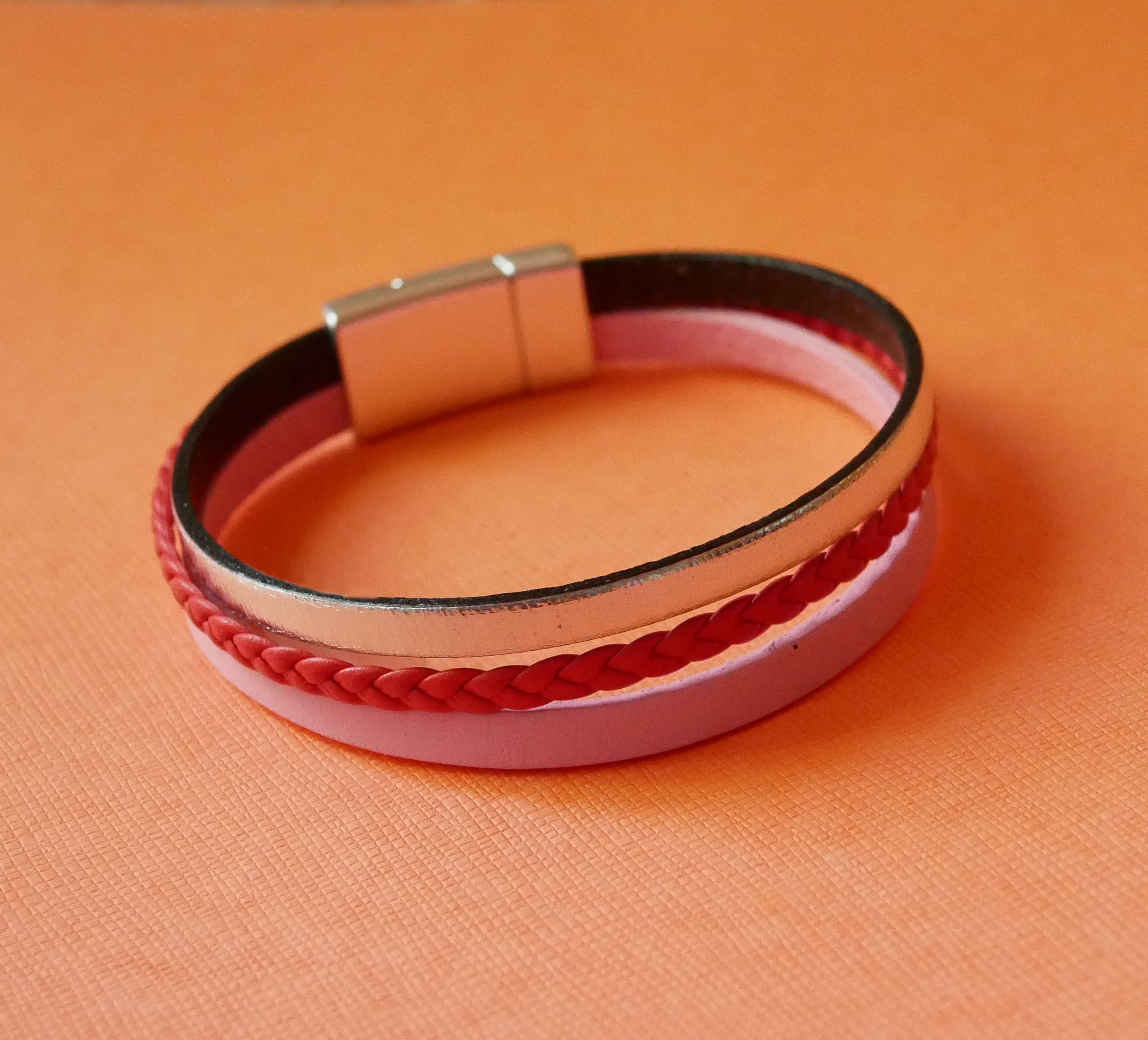 Manschettarmband i korallrött och silverfärgat läder och rosa multiläder