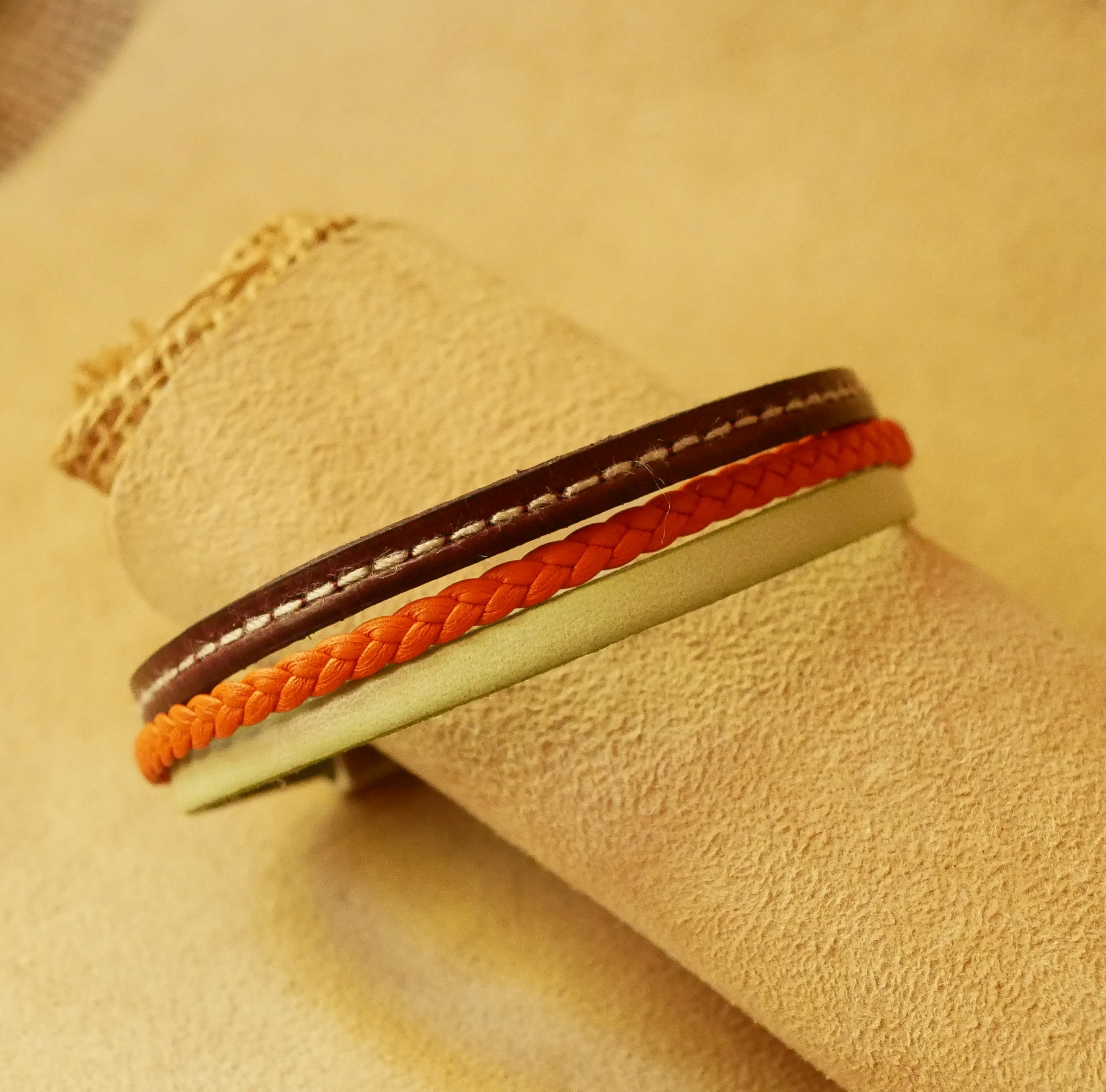 Manschettarmband i flera läder med mandel, orange flätor och Bordeaux-sömmar