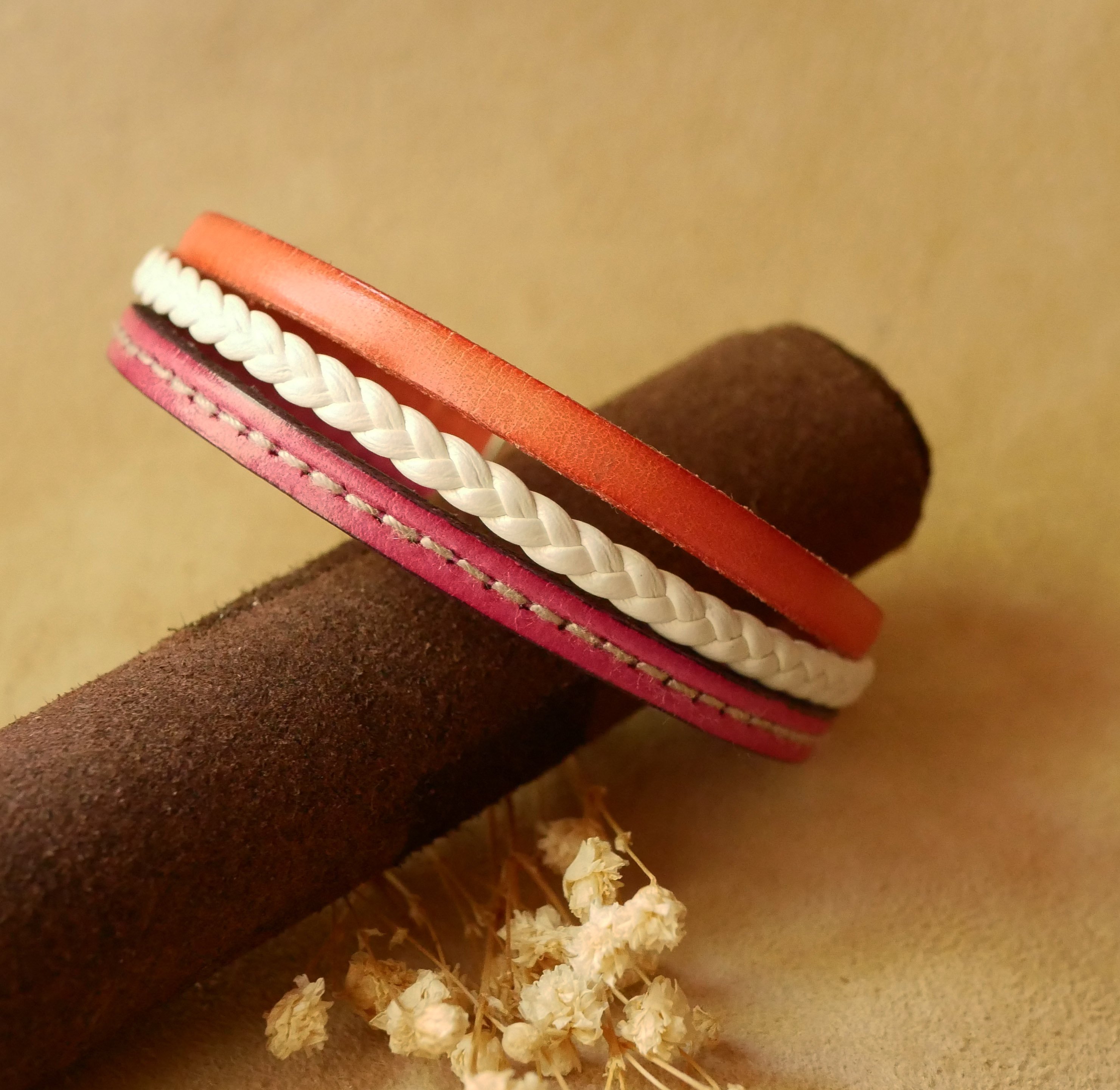 Flätat armband med manschett i läder, vitt och korall
