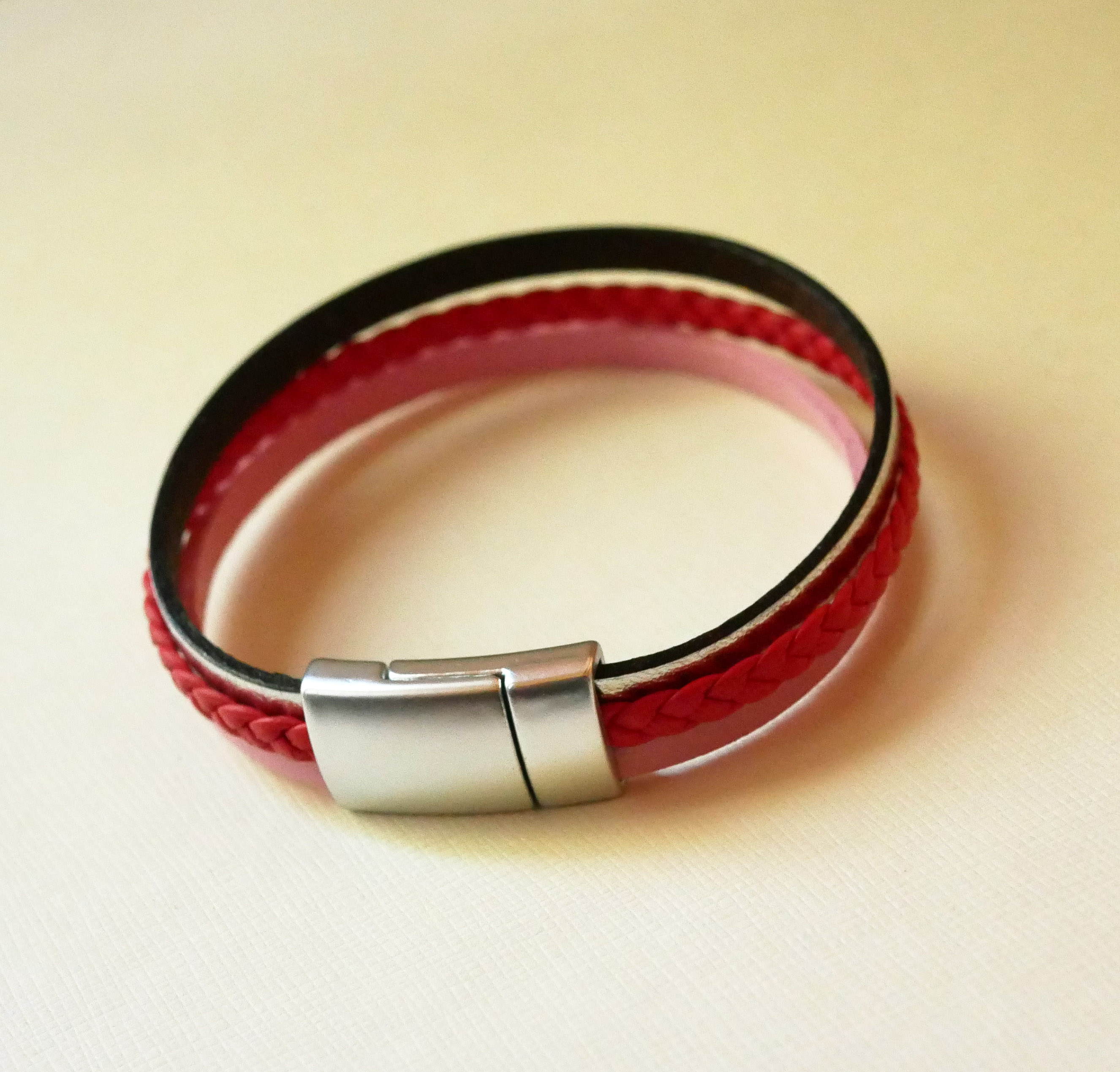 Manschettarmband i korallrött och silverfärgat läder och rosa multiläder