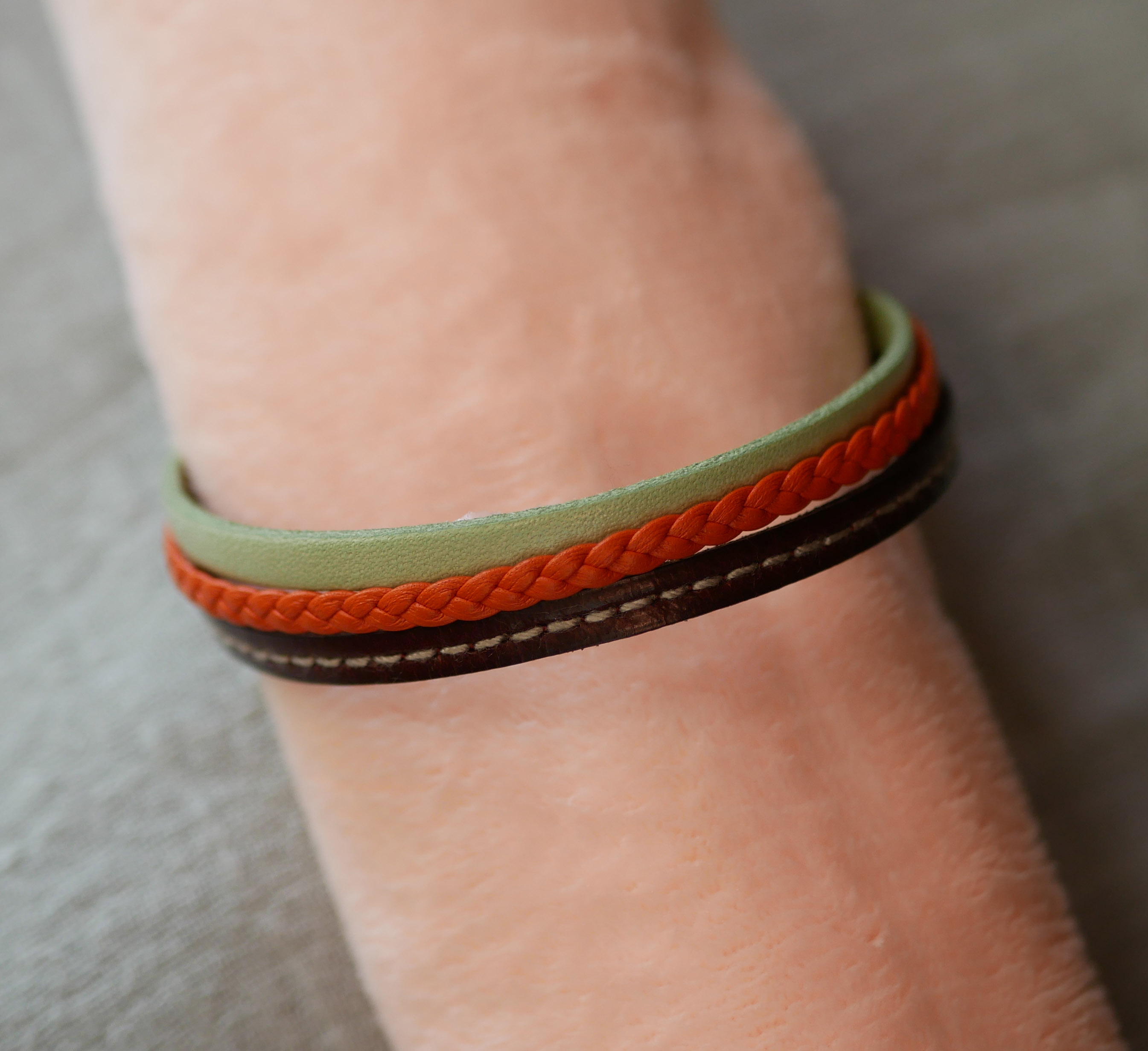Manschettarmband i flera läder med mandel, orange flätor och Bordeaux-sömmar