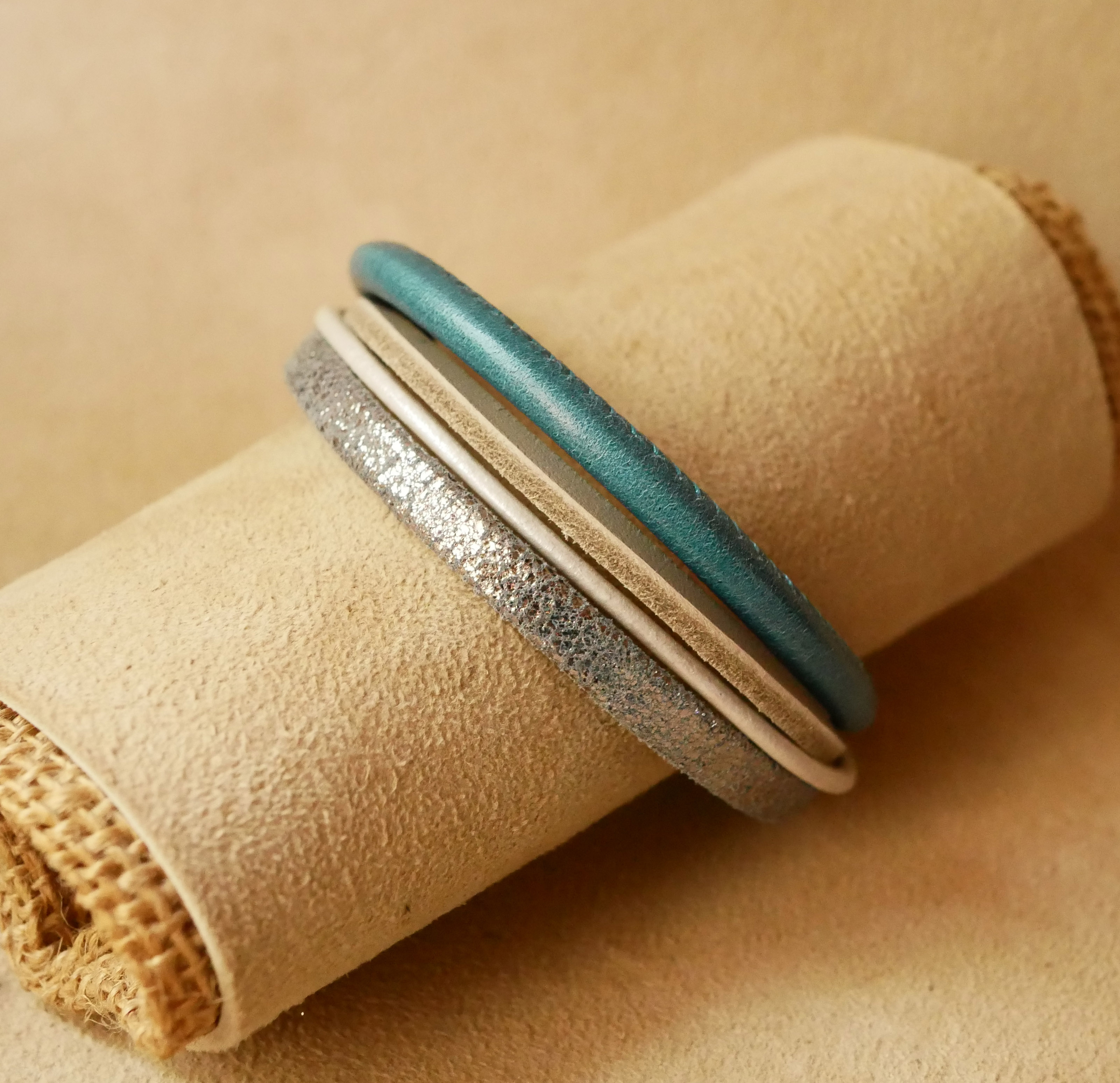 Manschettarmband i blått och silver med flera läderdetaljer