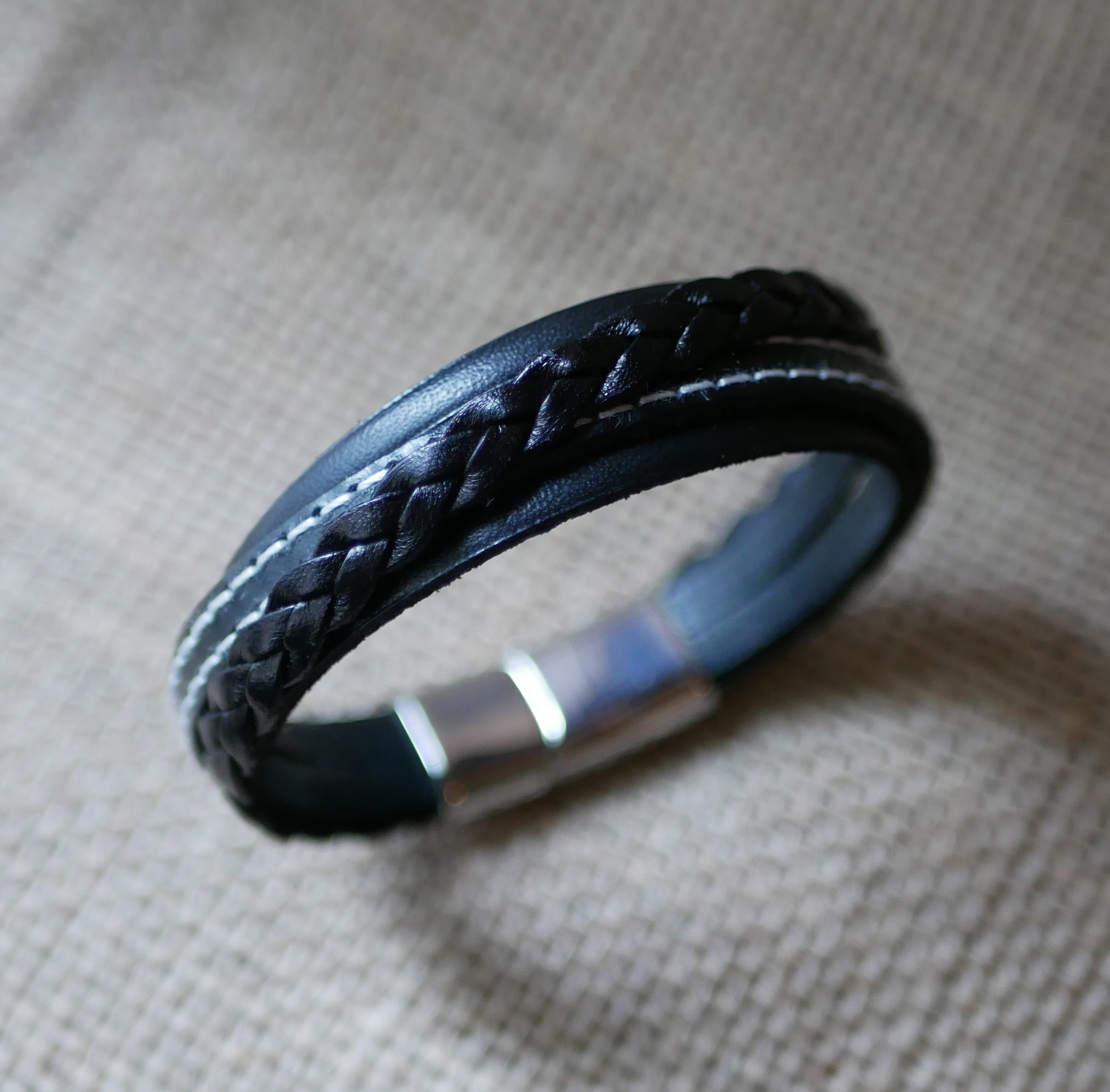 Manschettarmband i svart multiläder för män