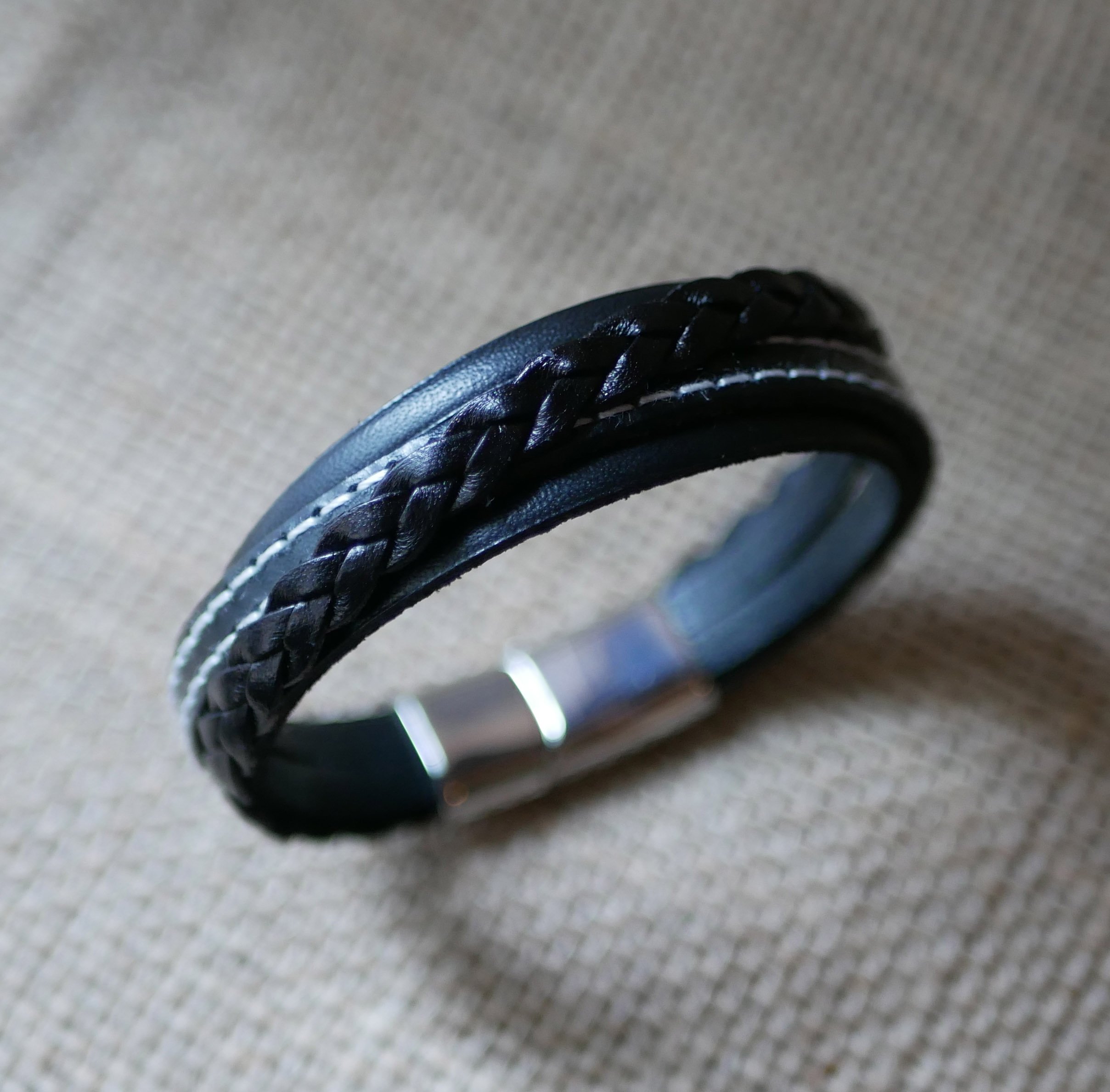 Manschettarmband i svart multiläder för män