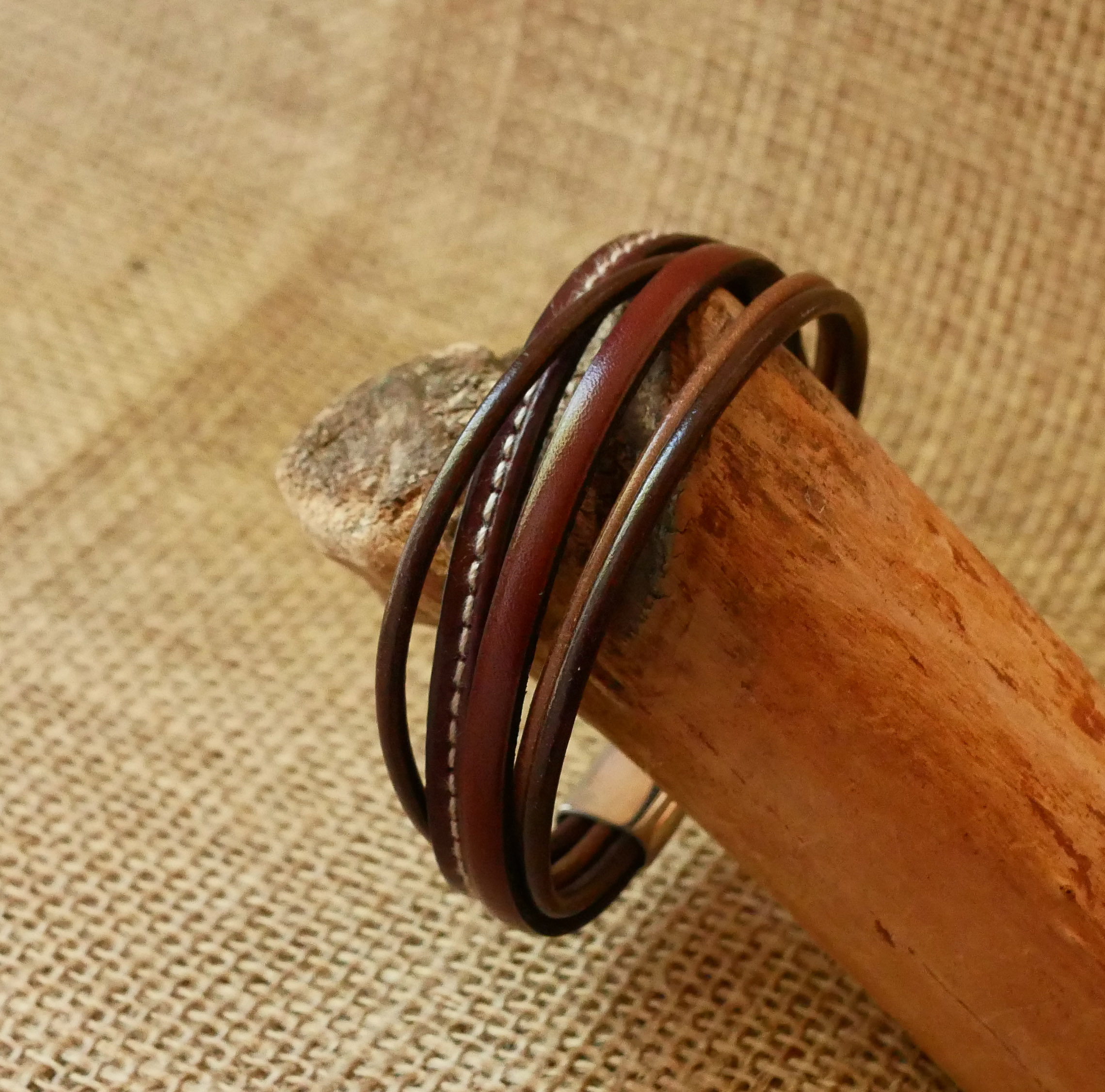 Manschettarmband i brunt läder för män