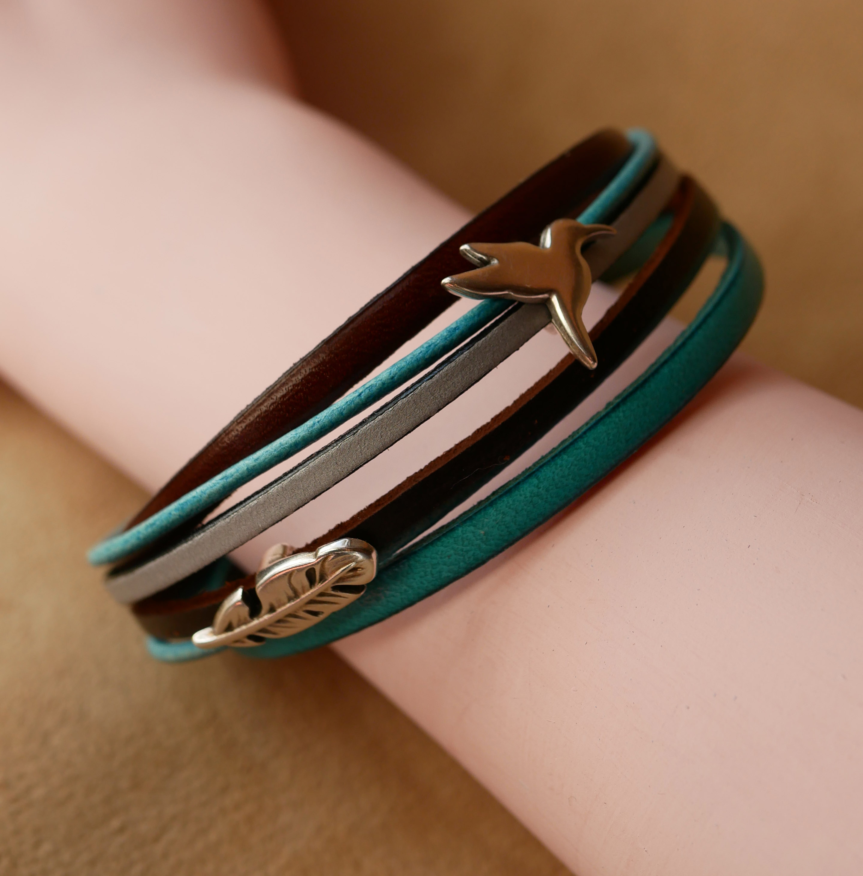 Manschettarmband i turkos och brunt multiläder med 2 silverpläterade öglor