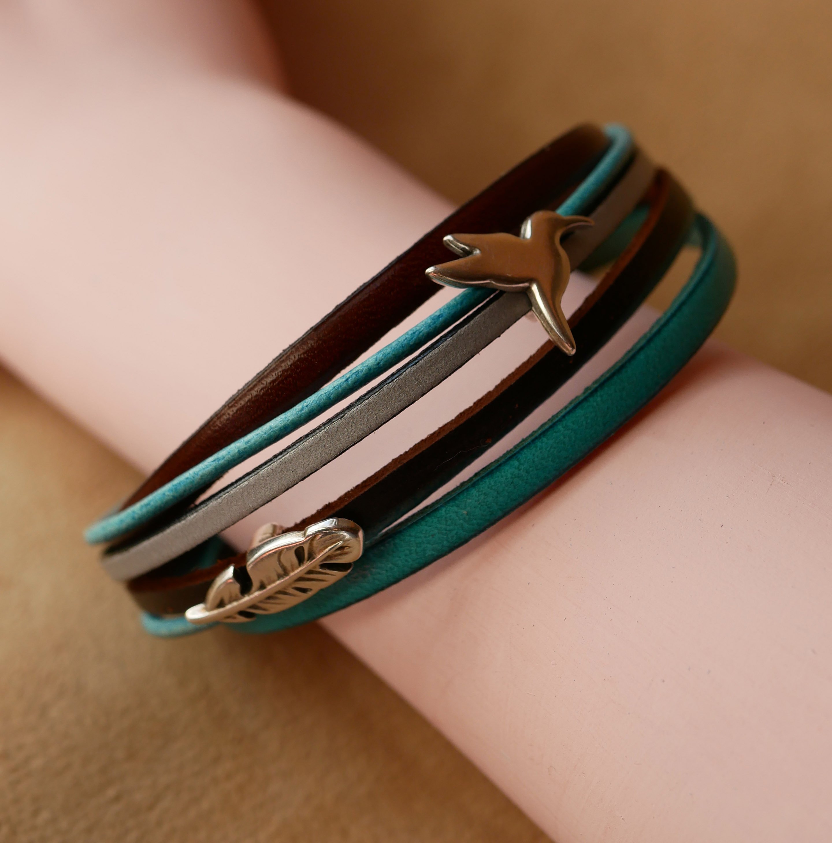 Manschettarmband i turkos och brunt multiläder med 2 silverpläterade öglor