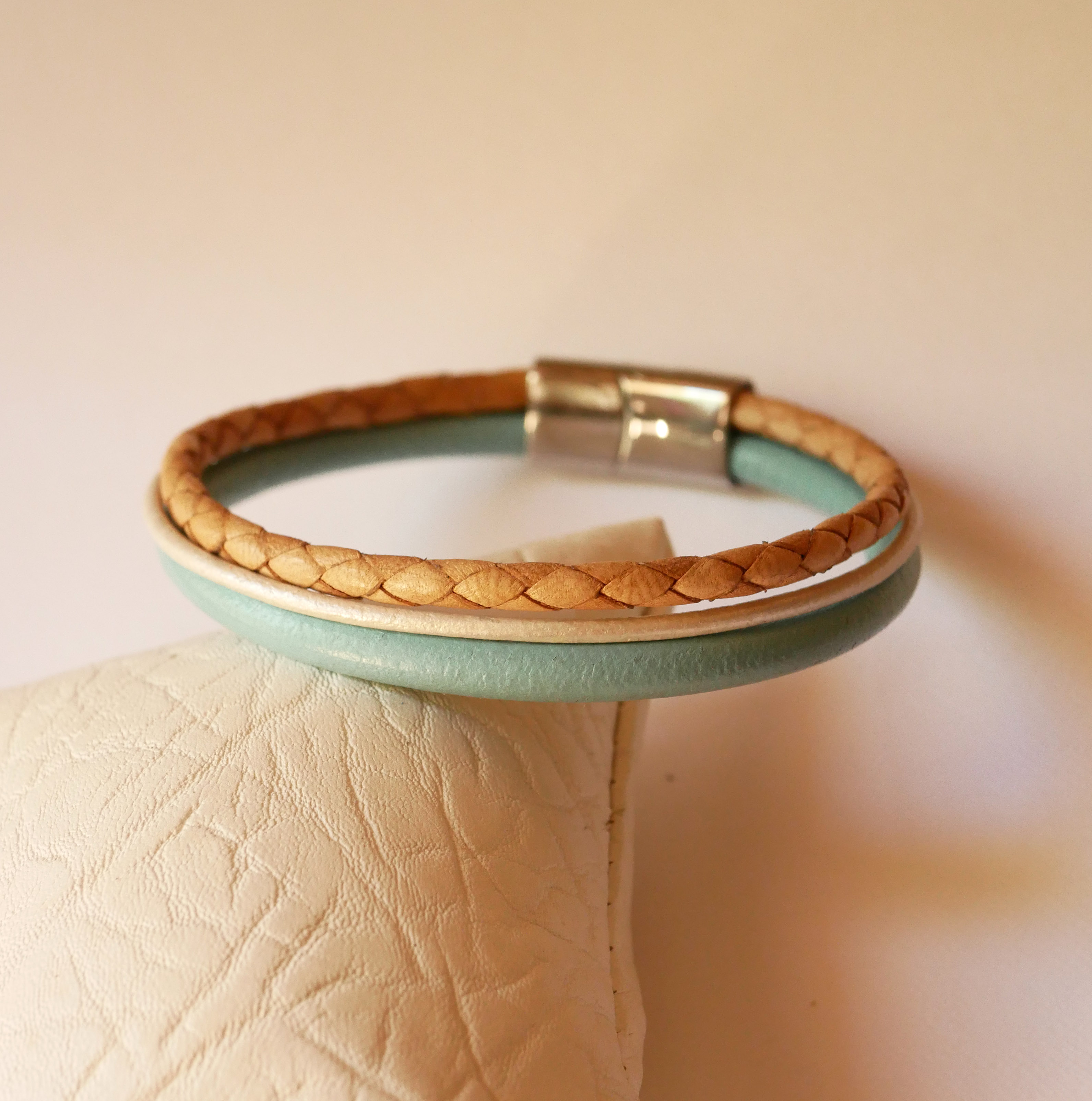 Manschettarmband i beige och turkos med flera läderdetaljer