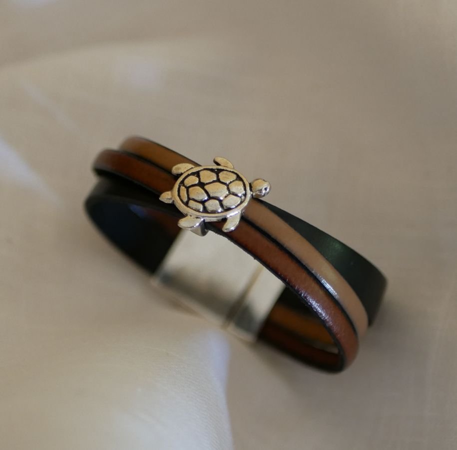 Multi läderarmband med sköldpaddsdesign och stort magnetlås
