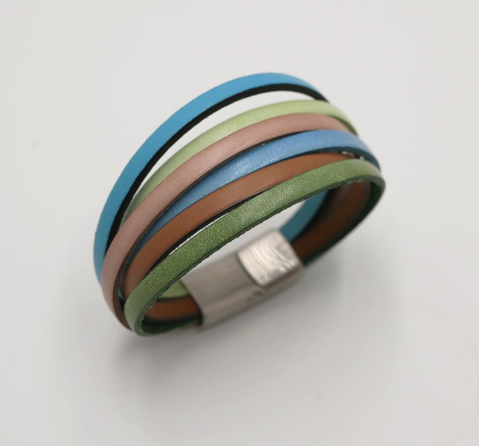 Manschettarmband i pastellfärger i flera läder