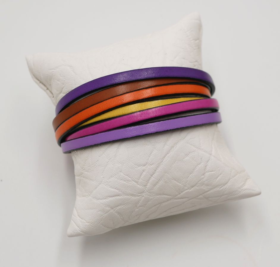 Manschettarmband i flera läderfärger i toniska färger