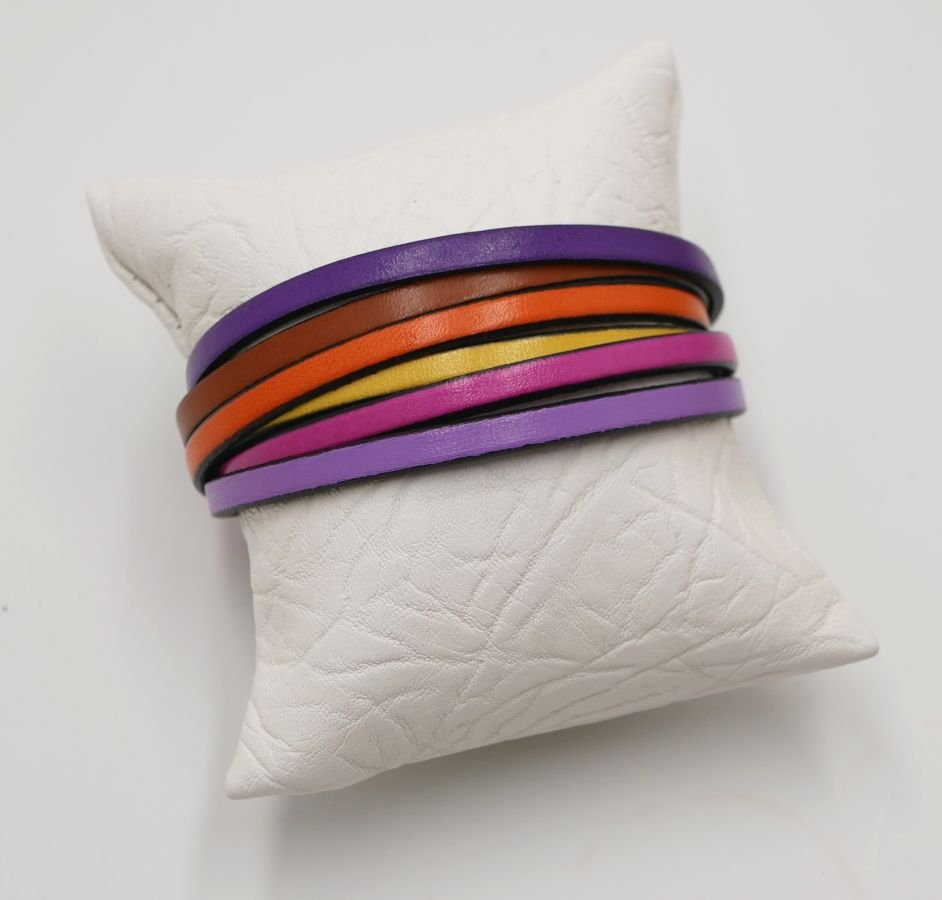 Manschettarmband i flera läderfärger i toniska färger