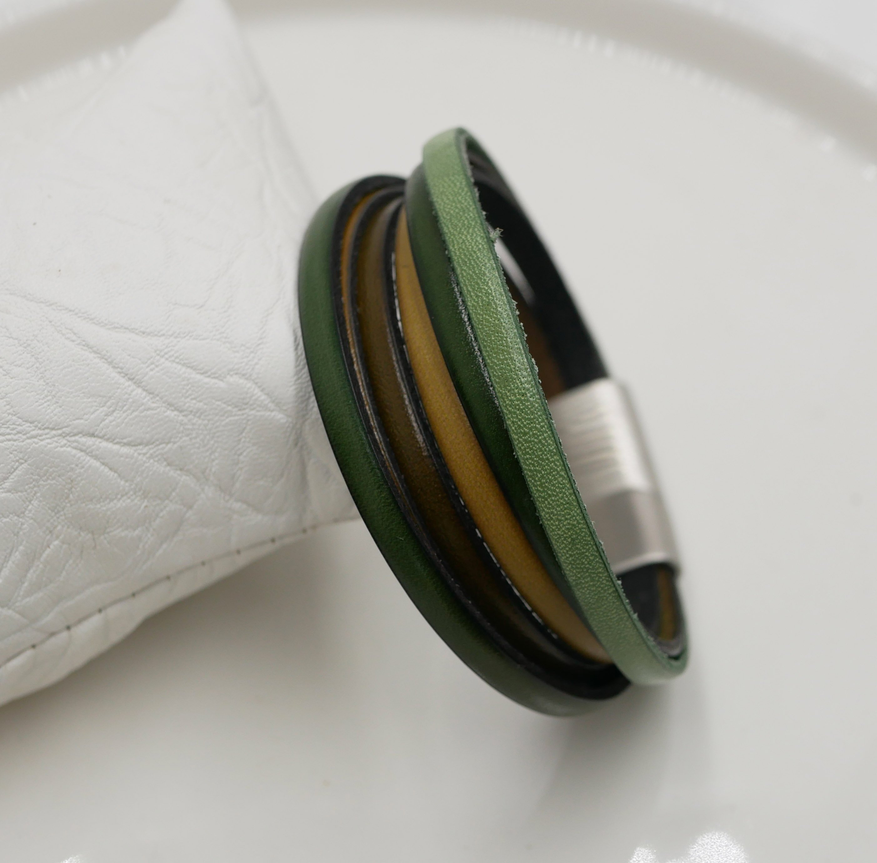 Manschettarmband i flera läderfärger i gröna nyanser