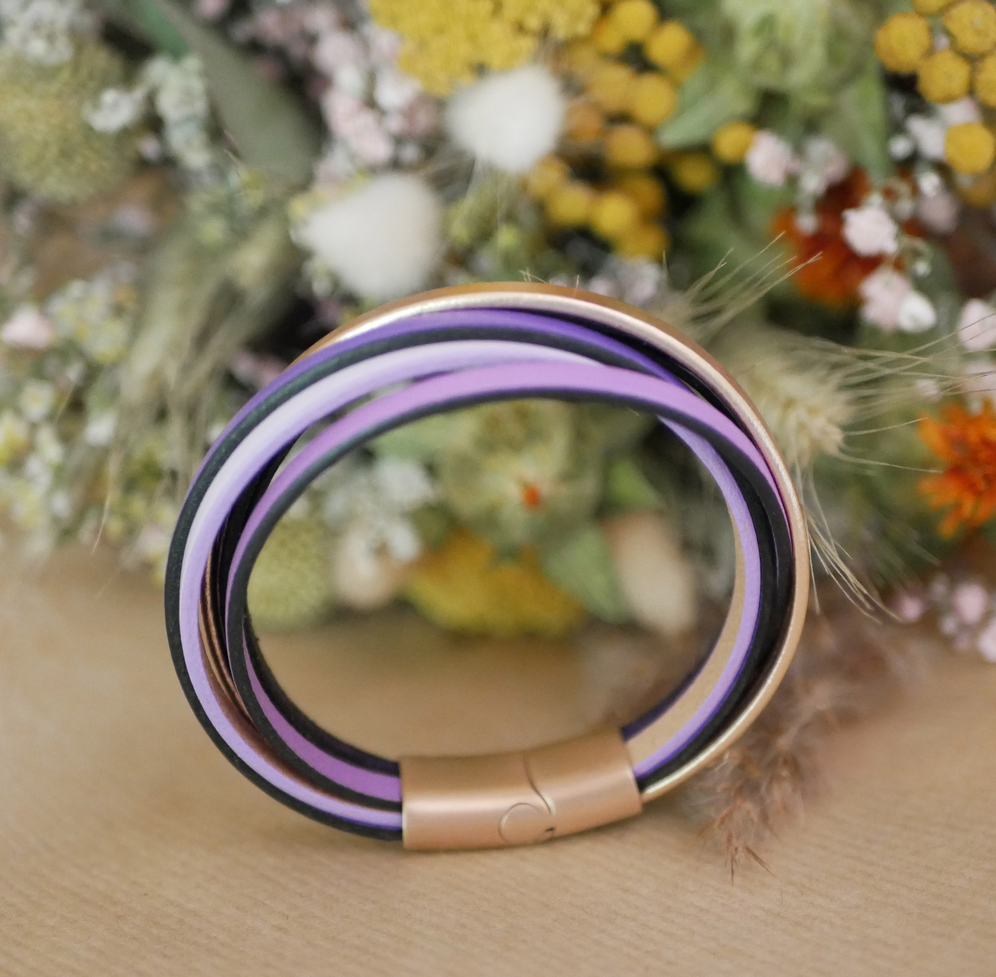 Manschettarmband i flera läderfärger i nyanser av violett &amp; rosa guld