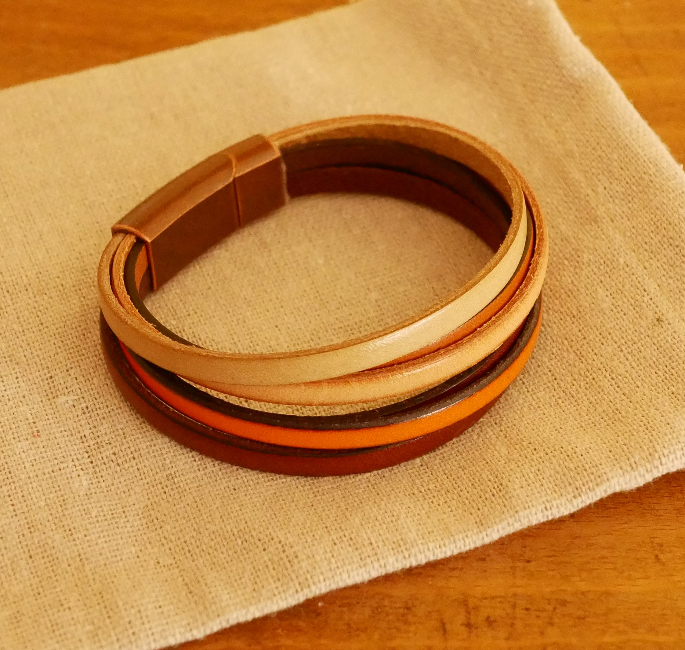 Ockrafärgat armband med manschett i multiläder