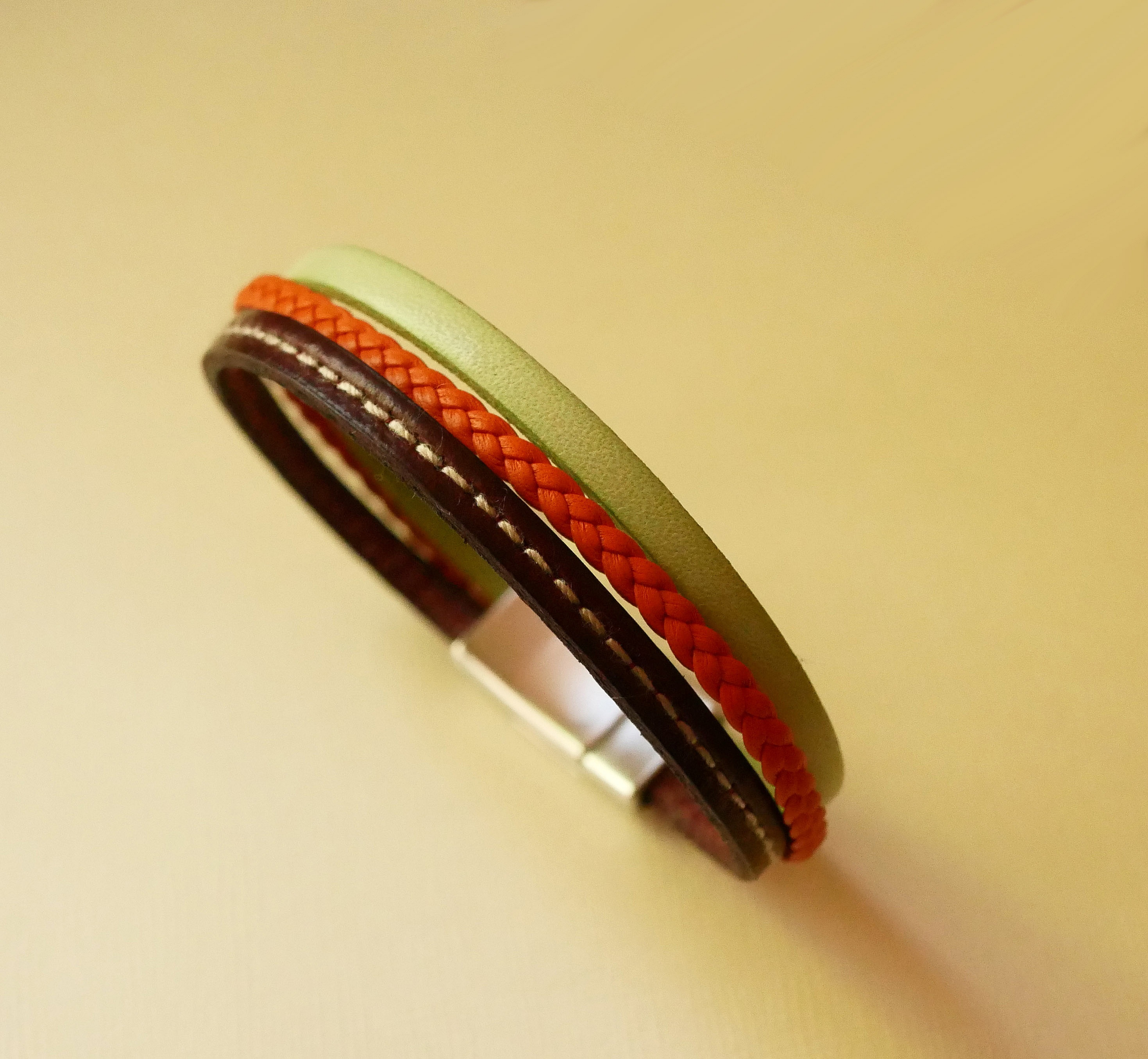 Manschettarmband i flera l&auml;der med mandel, orange fl&auml;tor och Bordeaux-s&ouml;mmar