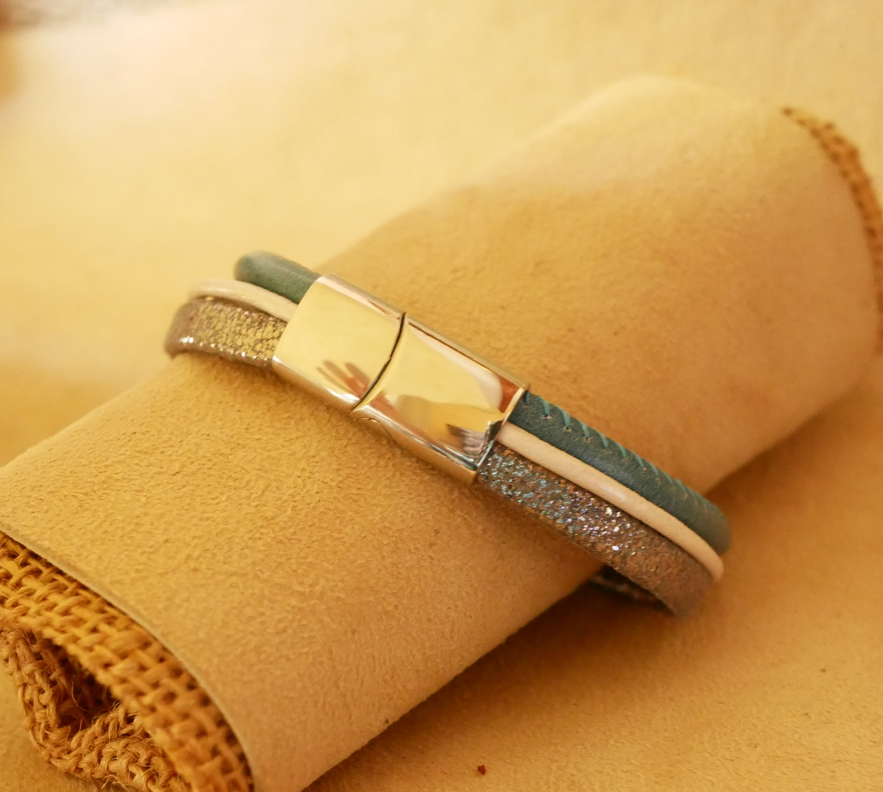 Manschettarmband i blått och silver med flera läderdetaljer