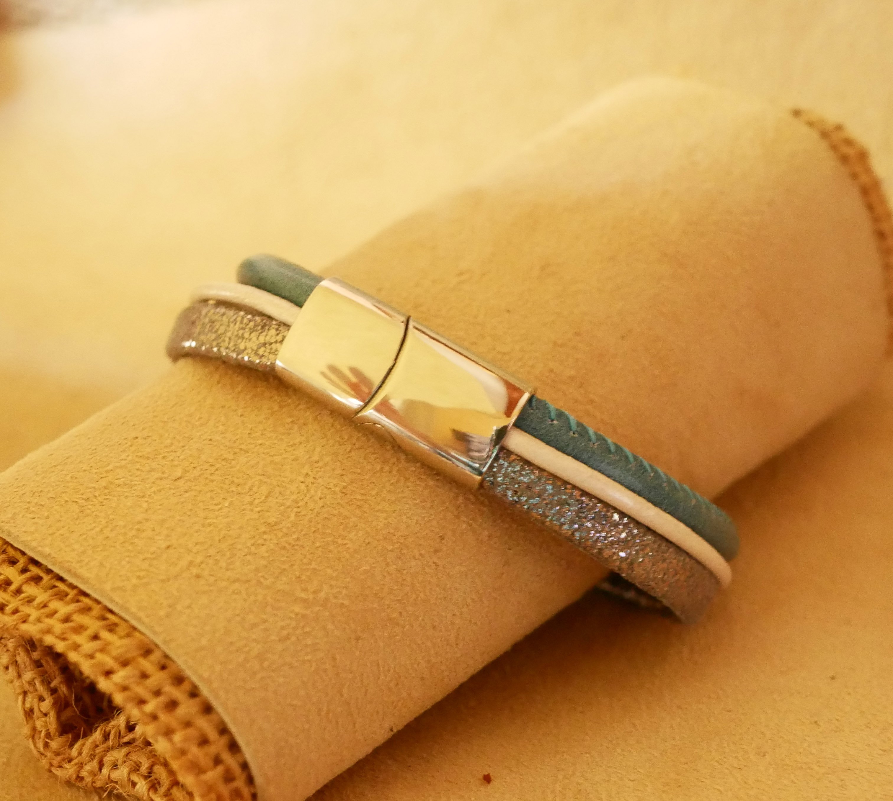 Manschettarmband i blått och silver med flera läderdetaljer