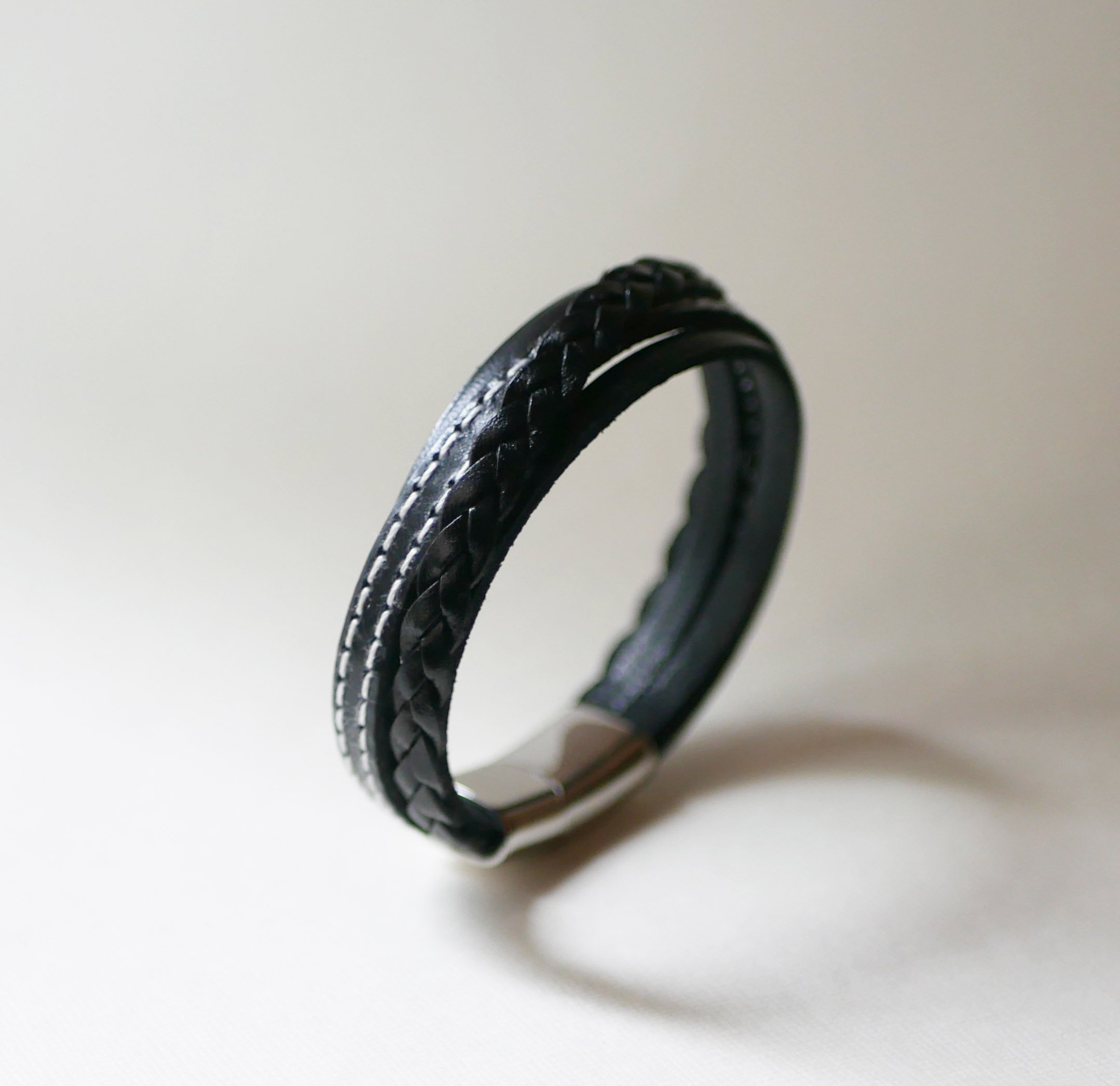 Manschettarmband i svart multiläder för män