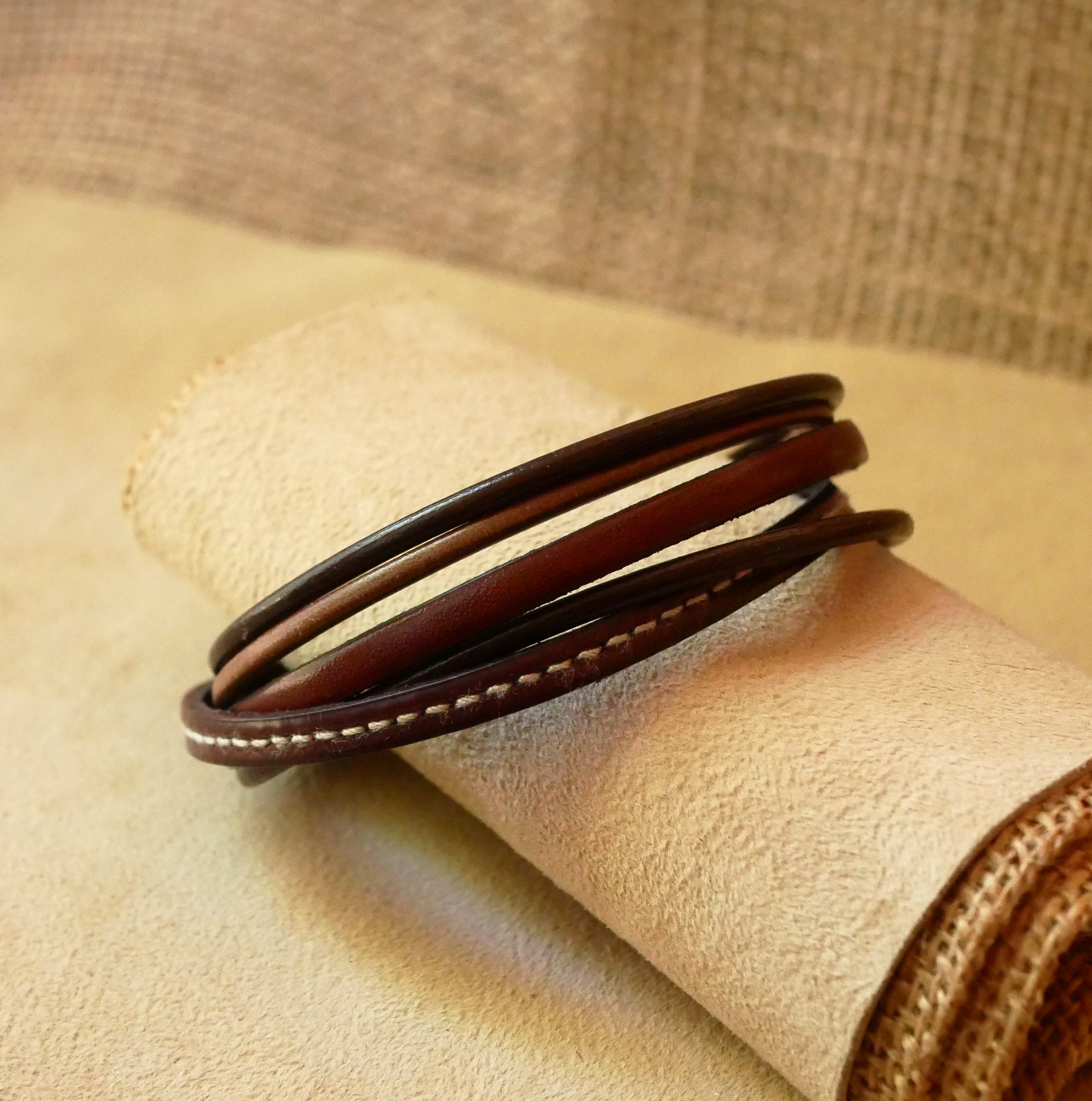 Manschettarmband i brunt läder för män