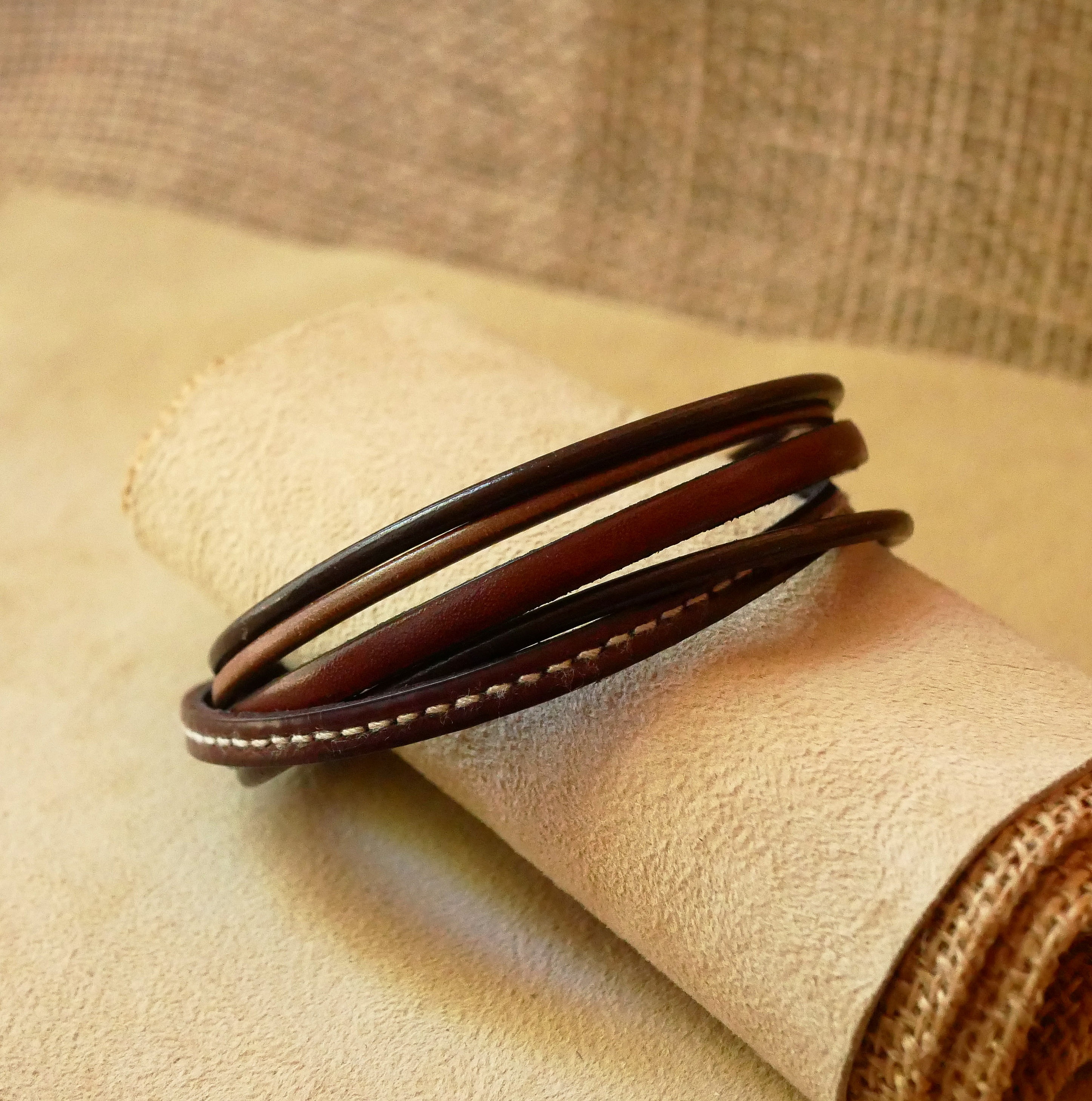 Manschettarmband i brunt l&auml;der f&ouml;r m&auml;n