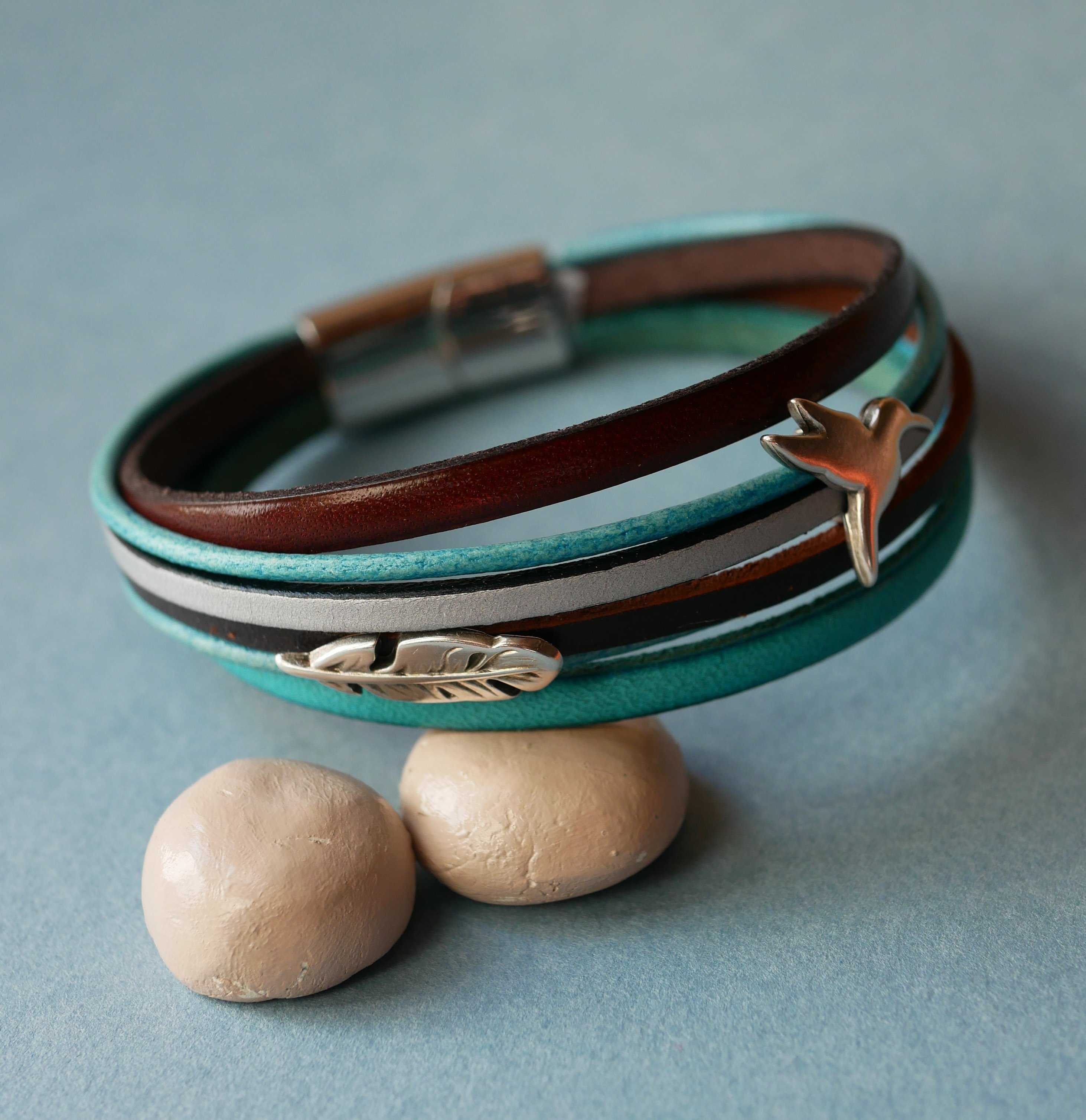 Manschettarmband i turkos och brunt multiläder med 2 silverpläterade öglor