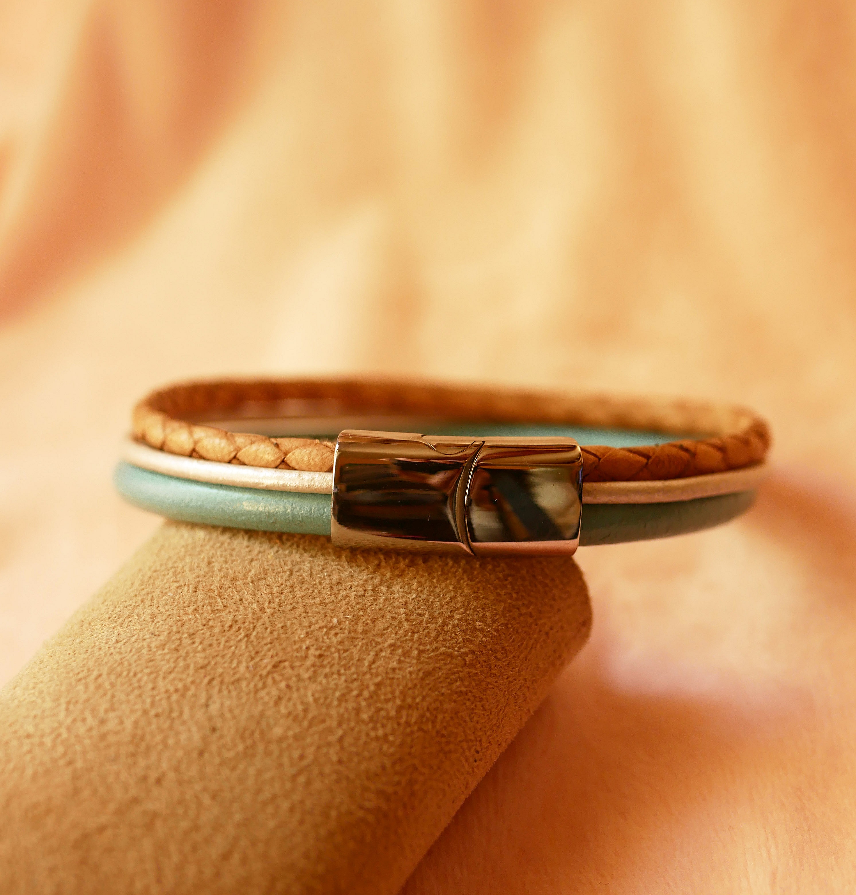 Manschettarmband i beige och turkos med flera l&auml;derdetaljer