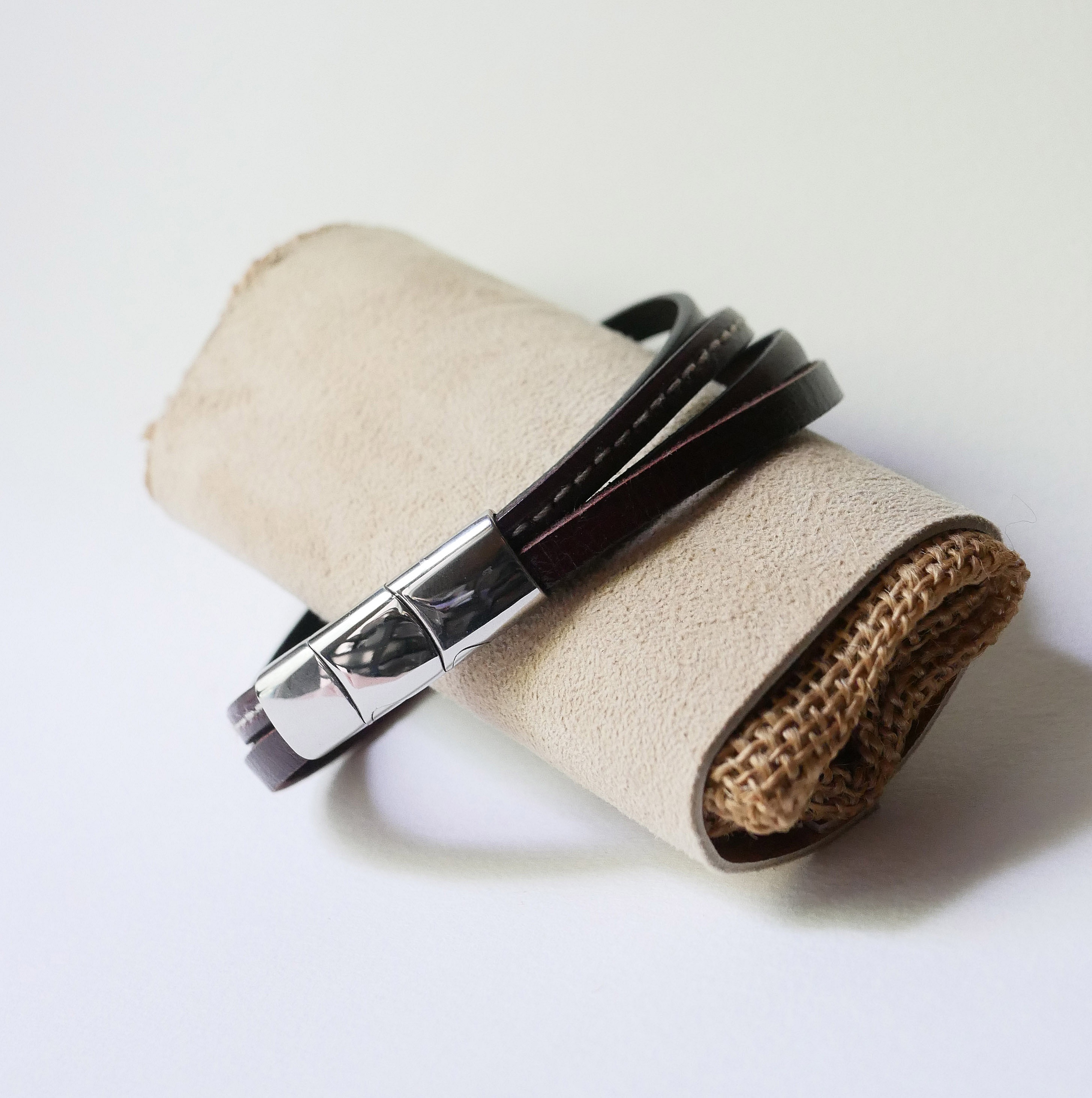 Manschettarmband i brunt l&auml;der f&ouml;r m&auml;n