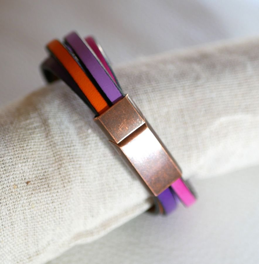Manschettarmband i flera läderfärger i toniska färger