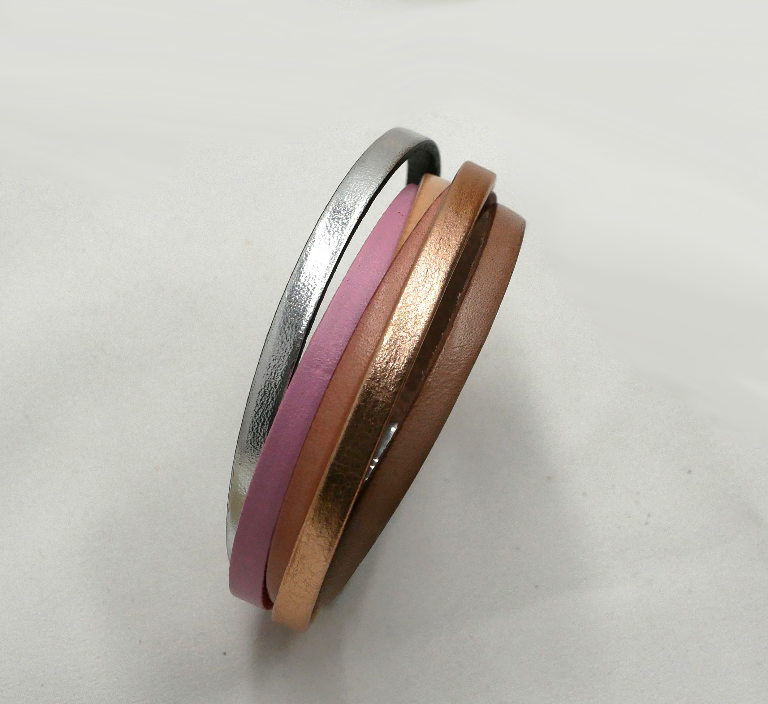 Manschettarmband i flera läder, koppar-persikofärg