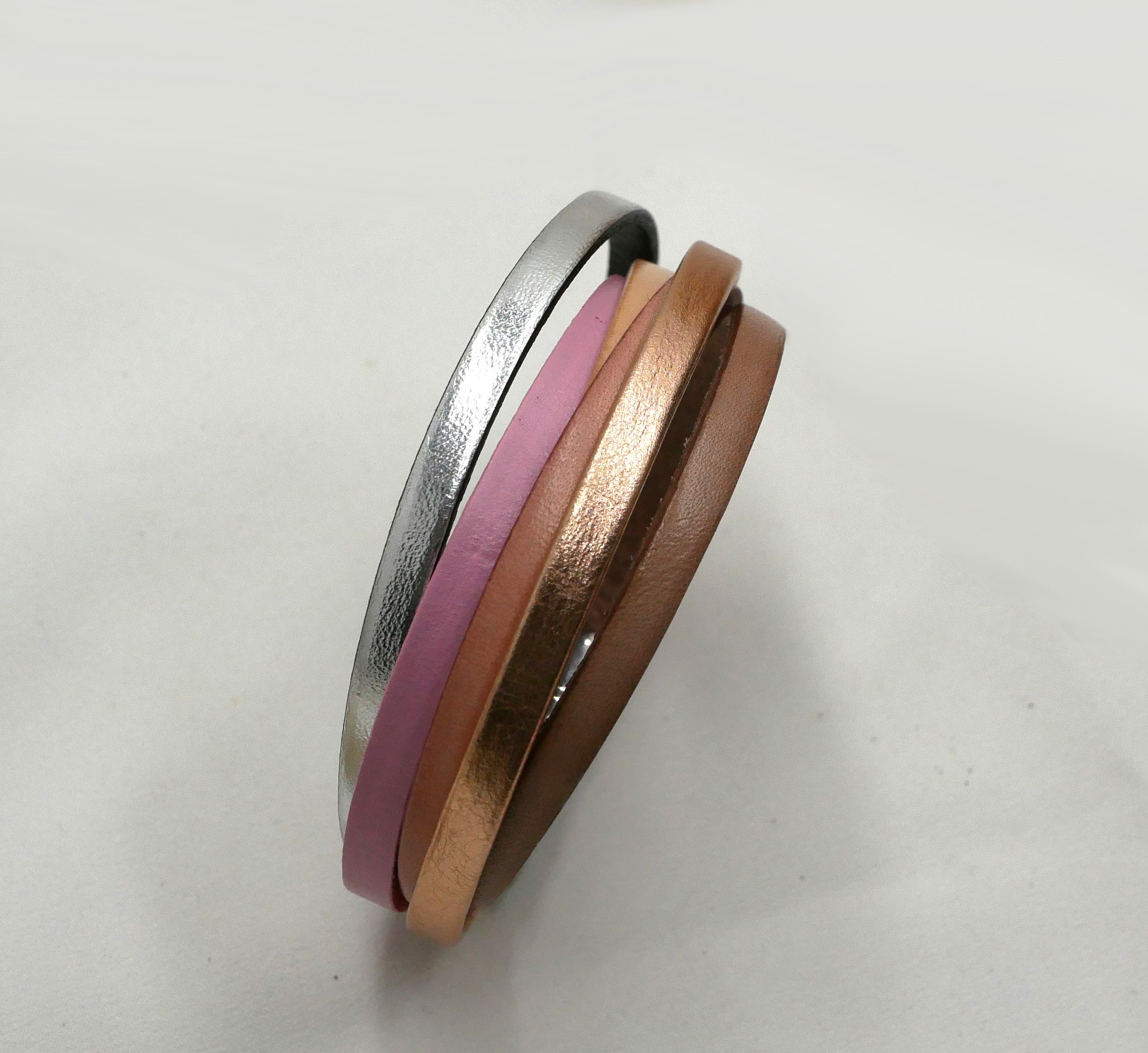 Manschettarmband i flera läder, koppar-persikofärg