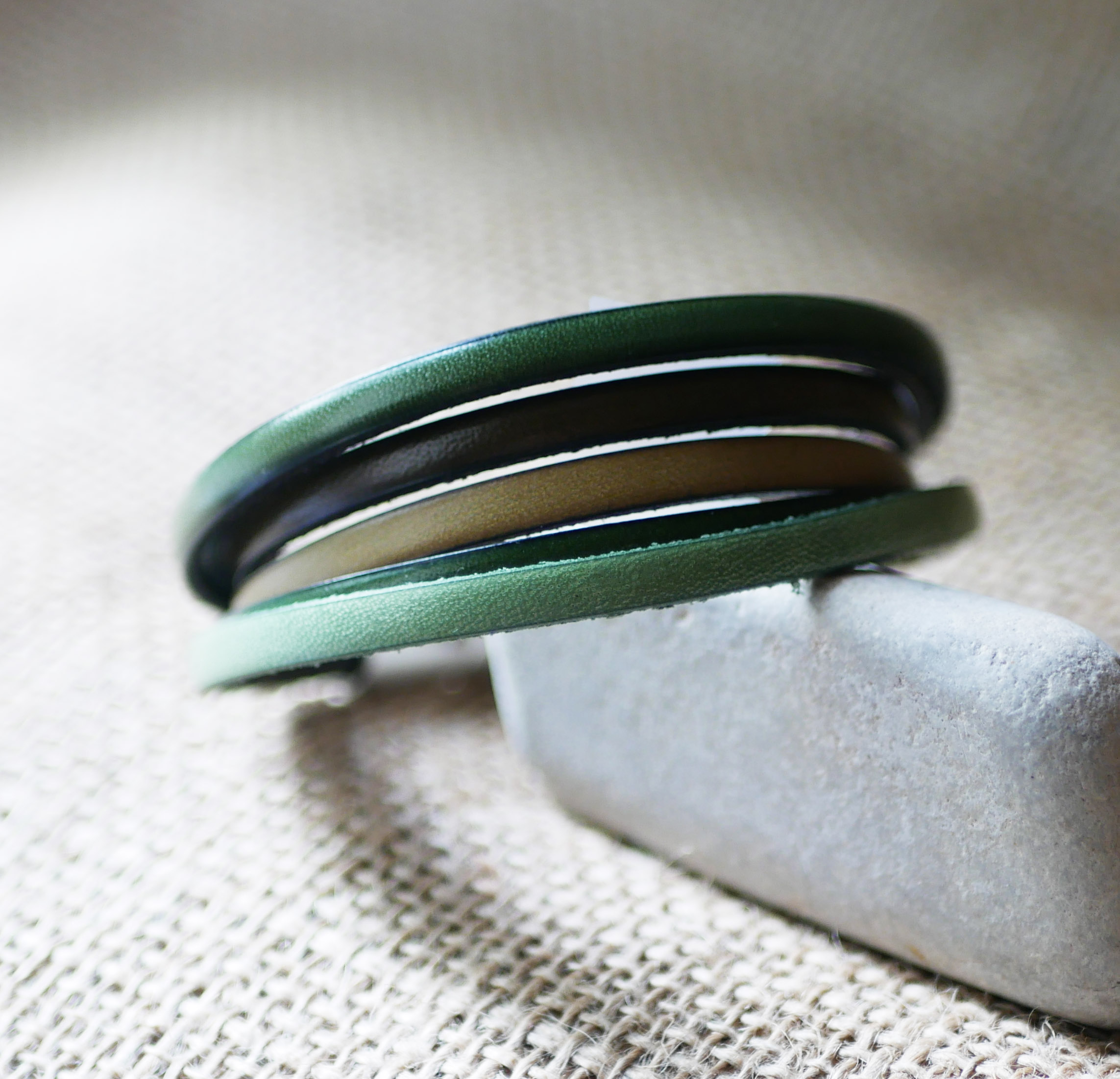 Manschettarmband i flera läderfärger i gröna nyanser