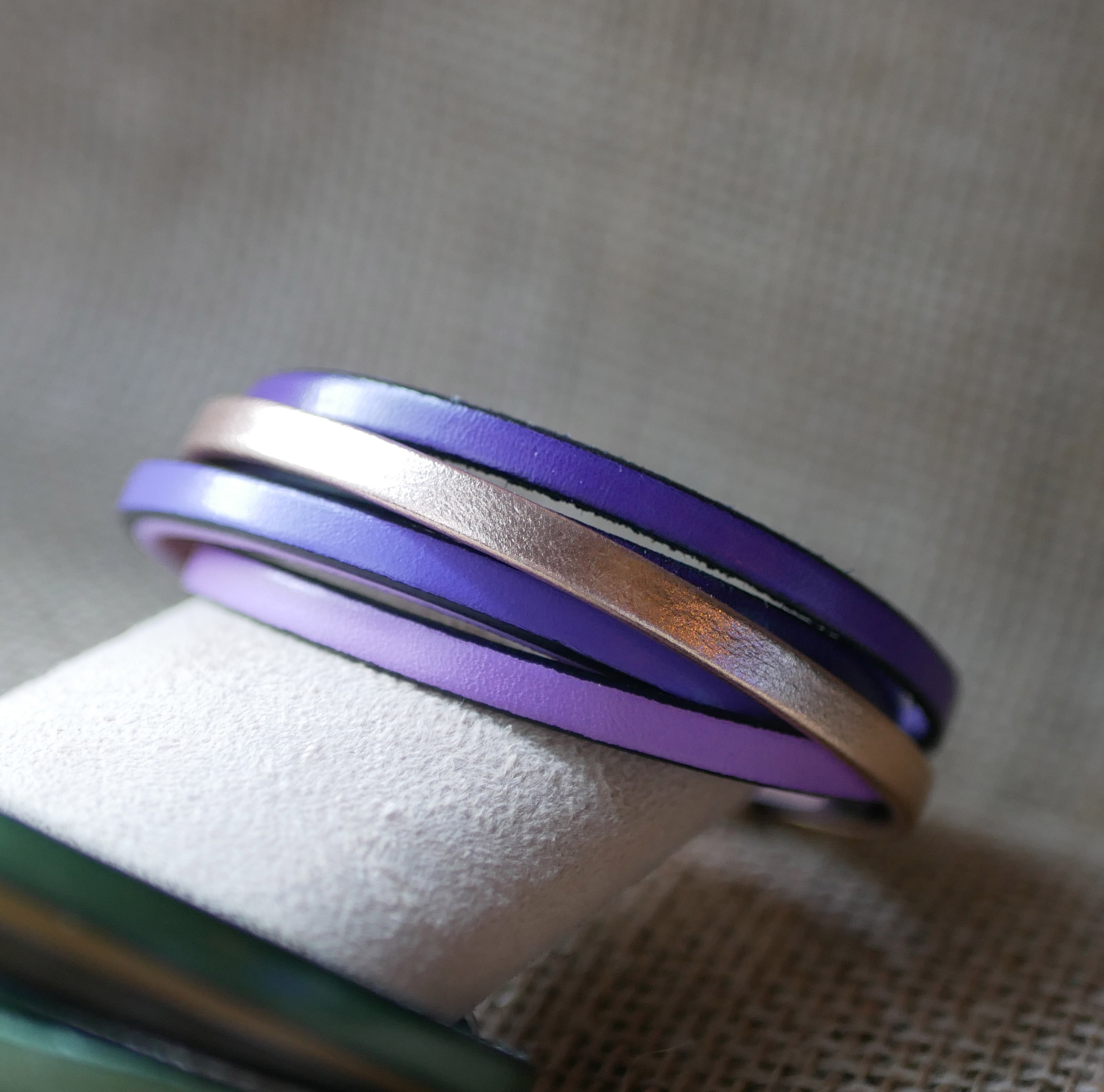 Manschettarmband i flera läderfärger i nyanser av violett &amp; rosa guld