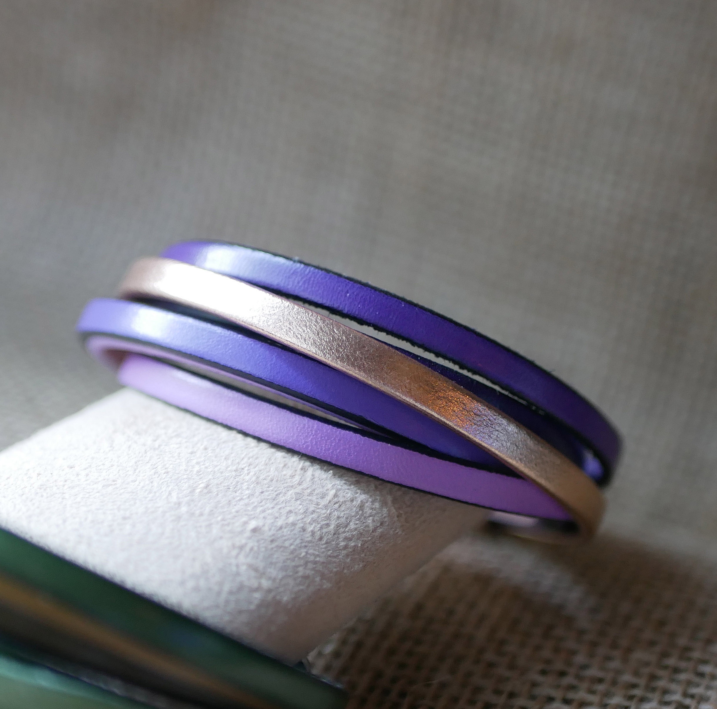 Manschettarmband i flera l&auml;derf&auml;rger i nyanser av violett &amp; rosa guld